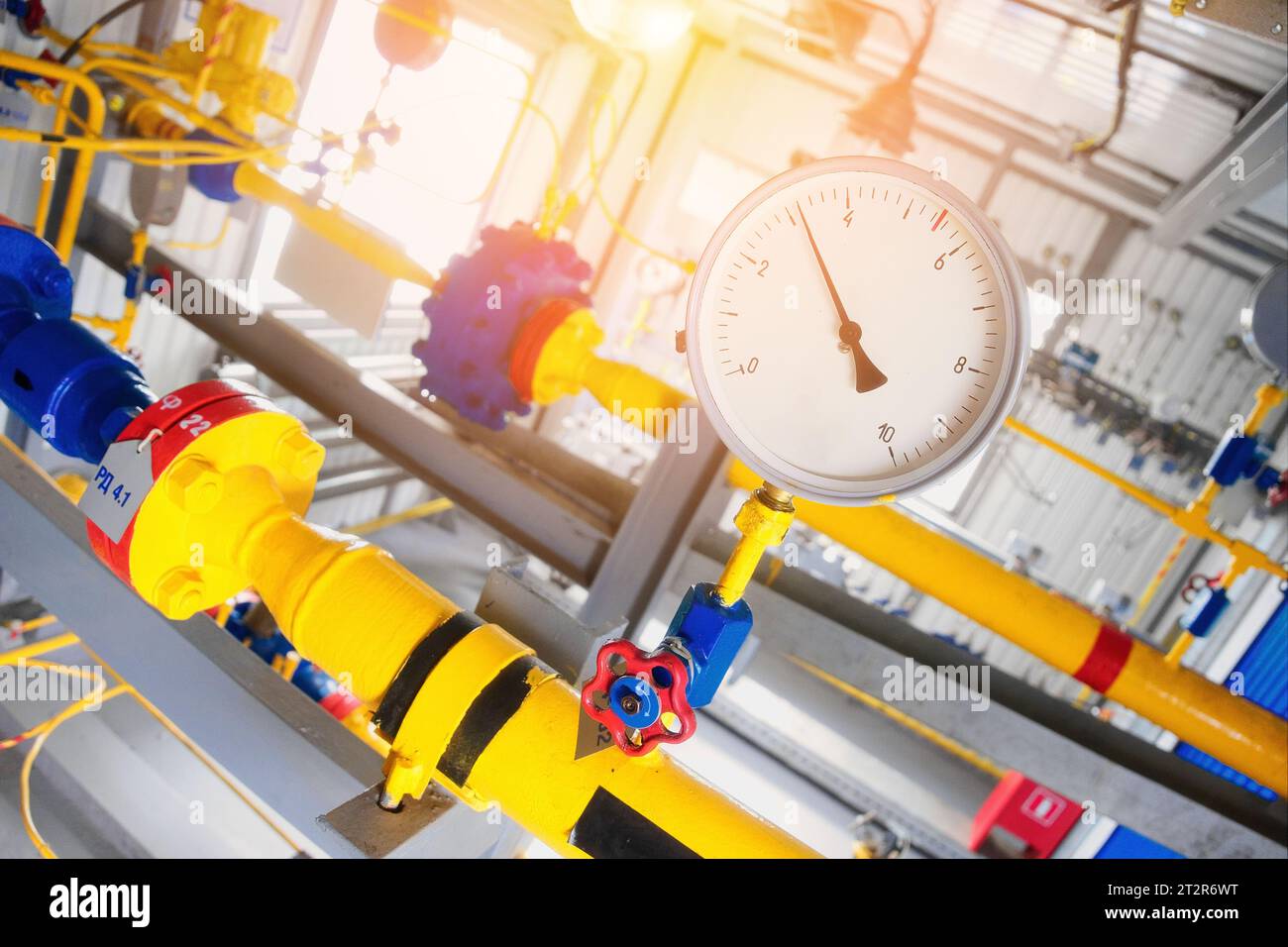 Ansicht des Manometers an der Ausrüstung der Gasverteilerstation. Drucksensor für Erdgasversorgung in Leitungen. Versorgung mit Erdgas. Beginn der Heizsaison in Europa. Stockfoto