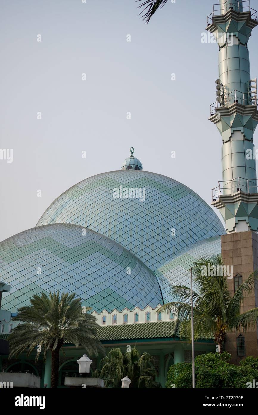 Der wunderschöne Moscheeturm ist grün, mit Gartenlichtern. Himmel Hintergrund am Nachmittag. Stockfoto