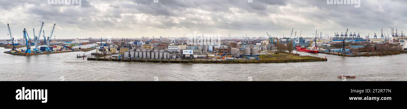 Hamburg, Deutschland - 21. Februar 2020: Panoramablick auf die Industrie vom Aussichtspunkt Elbphilharmonie auf die Elbe, Chemieanlagen, Hafen, Containerterminals Stockfoto