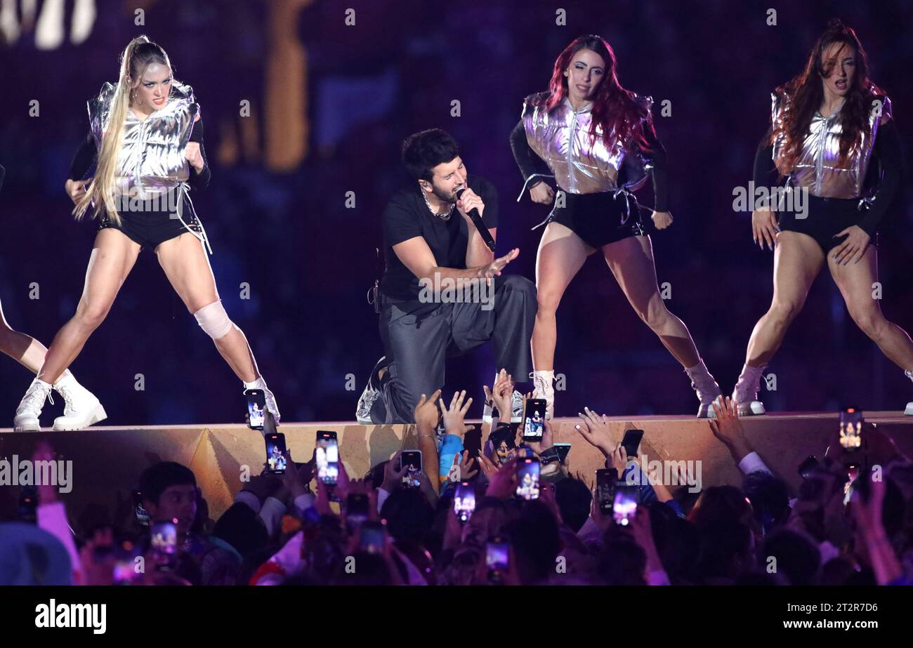 Santiago, Chile. Oktober 2023. (SPO) Sebastian Yatra tritt bei der Eröffnungszeremonie der Panamerikanischen Spiele 2023 in Santiago auf. 20. Oktober 2023, Santiago, Chile: Sebastian Yatra und andere Musikbands treten während der Eröffnungszeremonie der Panamerikanischen Spiele 2023 auf, die vom 20. Oktober bis 5. November in Santiago stattfinden, mit Flugzeugen, musikalischen Darbietungen, Paraden der teilnehmenden Länder und wichtigen Würdenträgern wie dem Präsidenten Chiles, Gabriel Boric, Harold Mayne Nicholls CEO von Panam, Schlagzeugerin Juanita Parra von der Musikgruppe Los Jaivas. Foto: Niyi Fote/Thenews2 (Foto: N Stockfoto
