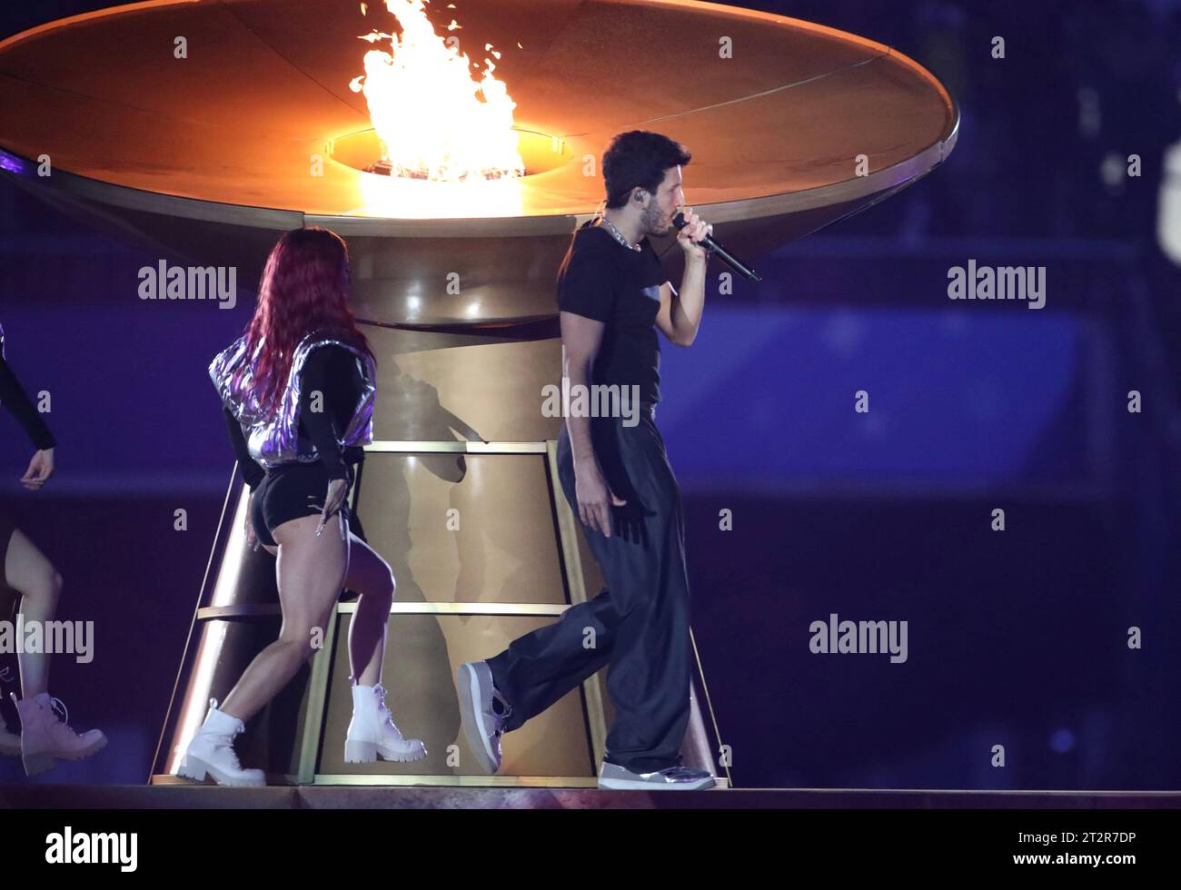 Santiago, Chile. Oktober 2023. (SPO) Sebastian Yatra tritt bei der Eröffnungszeremonie der Panamerikanischen Spiele 2023 in Santiago auf. 20. Oktober 2023, Santiago, Chile: Sebastian Yatra und andere Musikbands treten während der Eröffnungszeremonie der Panamerikanischen Spiele 2023 auf, die vom 20. Oktober bis 5. November in Santiago stattfinden, mit Flugzeugen, musikalischen Darbietungen, Paraden der teilnehmenden Länder und wichtigen Würdenträgern wie dem Präsidenten Chiles, Gabriel Boric, Harold Mayne Nicholls CEO von Panam, Schlagzeugerin Juanita Parra von der Musikgruppe Los Jaivas. Foto: Niyi Fote/Thenews2 (Foto: N Stockfoto