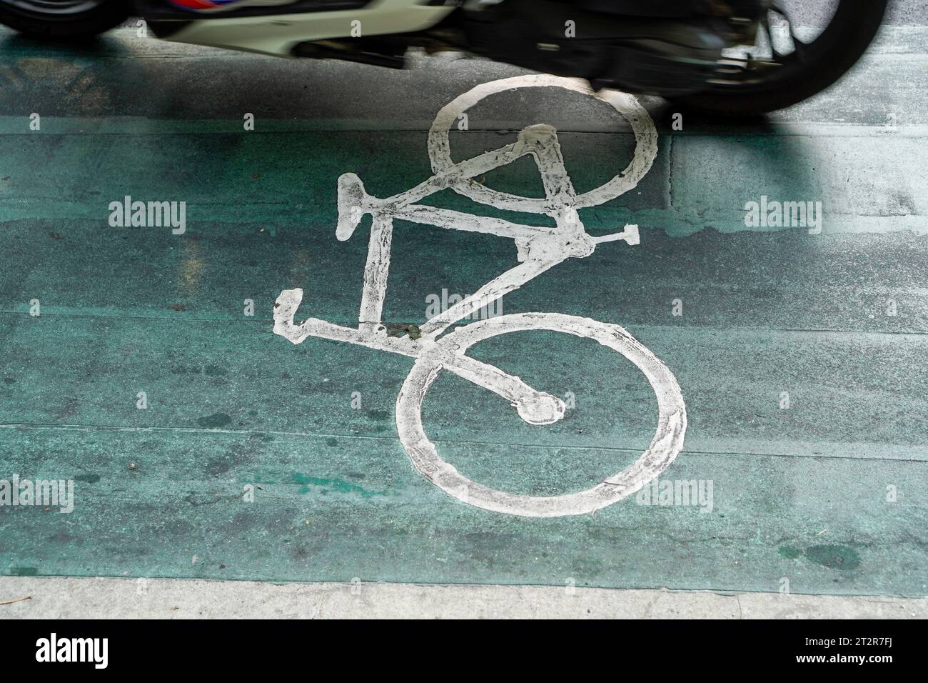 Fahrradwege für Radfahrer, Verkehrsschilder auf dem Straßenboden. Stockfoto