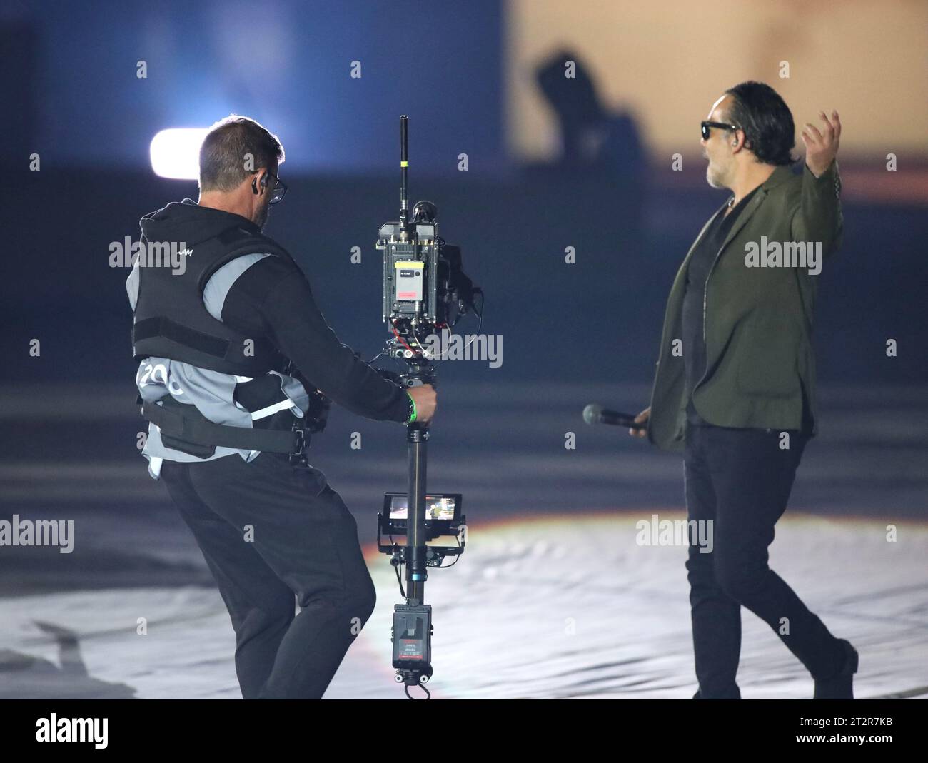 20. Oktober 2023, Santiago, Chile: (SPO) Sebastian Yatra tritt bei der Eröffnungszeremonie der Panamerikanischen Spiele 2023 in Santiago auf. 20. Oktober 2023, Santiago, Chile: Sebastian Yatra und andere Musikbands treten während der Eröffnungszeremonie der Panamerikanischen Spiele 2023 auf, die vom 20. Oktober bis 5. November in Santiago stattfinden, mit Flugzeugen, musikalischen Darbietungen, Paraden der teilnehmenden Länder und wichtigen Würdenträgern wie dem Präsidenten Chiles, Gabriel Boric, Harold Mayne Nicholls CEO von Panam, Schlagzeugerin Juanita Parra von der Musikgruppe Los Jaivas. .Credit: Niyi Fote/Thenews2 (Foto: N Stockfoto