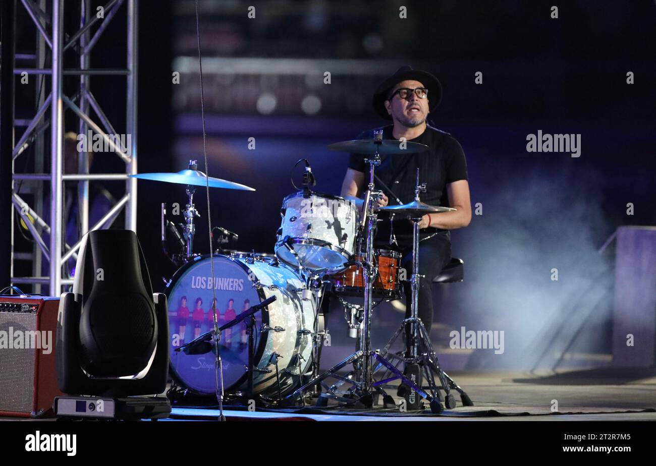 Santiago, Chile. Oktober 2023. (SPO) Sebastian Yatra tritt bei der Eröffnungszeremonie der Panamerikanischen Spiele 2023 in Santiago auf. 20. Oktober 2023, Santiago, Chile: Sebastian Yatra und andere Musikbands treten während der Eröffnungszeremonie der Panamerikanischen Spiele 2023 auf, die vom 20. Oktober bis 5. November in Santiago stattfinden, mit Flugzeugen, musikalischen Darbietungen, Paraden der teilnehmenden Länder und wichtigen Würdenträgern wie dem Präsidenten Chiles, Gabriel Boric, Harold Mayne Nicholls CEO von Panam, Schlagzeugerin Juanita Parra von der Musikgruppe Los Jaivas. Foto: Niyi Fote/Thenews2 (Foto: N Stockfoto