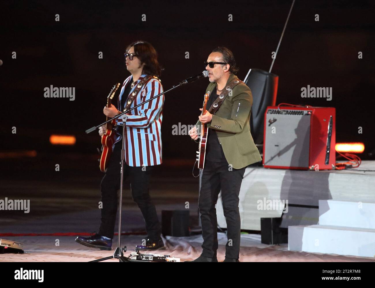 Santiago, Chile. Oktober 2023. (SPO) Sebastian Yatra tritt bei der Eröffnungszeremonie der Panamerikanischen Spiele 2023 in Santiago auf. 20. Oktober 2023, Santiago, Chile: Sebastian Yatra und andere Musikbands treten während der Eröffnungszeremonie der Panamerikanischen Spiele 2023 auf, die vom 20. Oktober bis 5. November in Santiago stattfinden, mit Flugzeugen, musikalischen Darbietungen, Paraden der teilnehmenden Länder und wichtigen Würdenträgern wie dem Präsidenten Chiles, Gabriel Boric, Harold Mayne Nicholls CEO von Panam, Schlagzeugerin Juanita Parra von der Musikgruppe Los Jaivas. Foto: Niyi Fote/Thenews2 (Foto: N Stockfoto