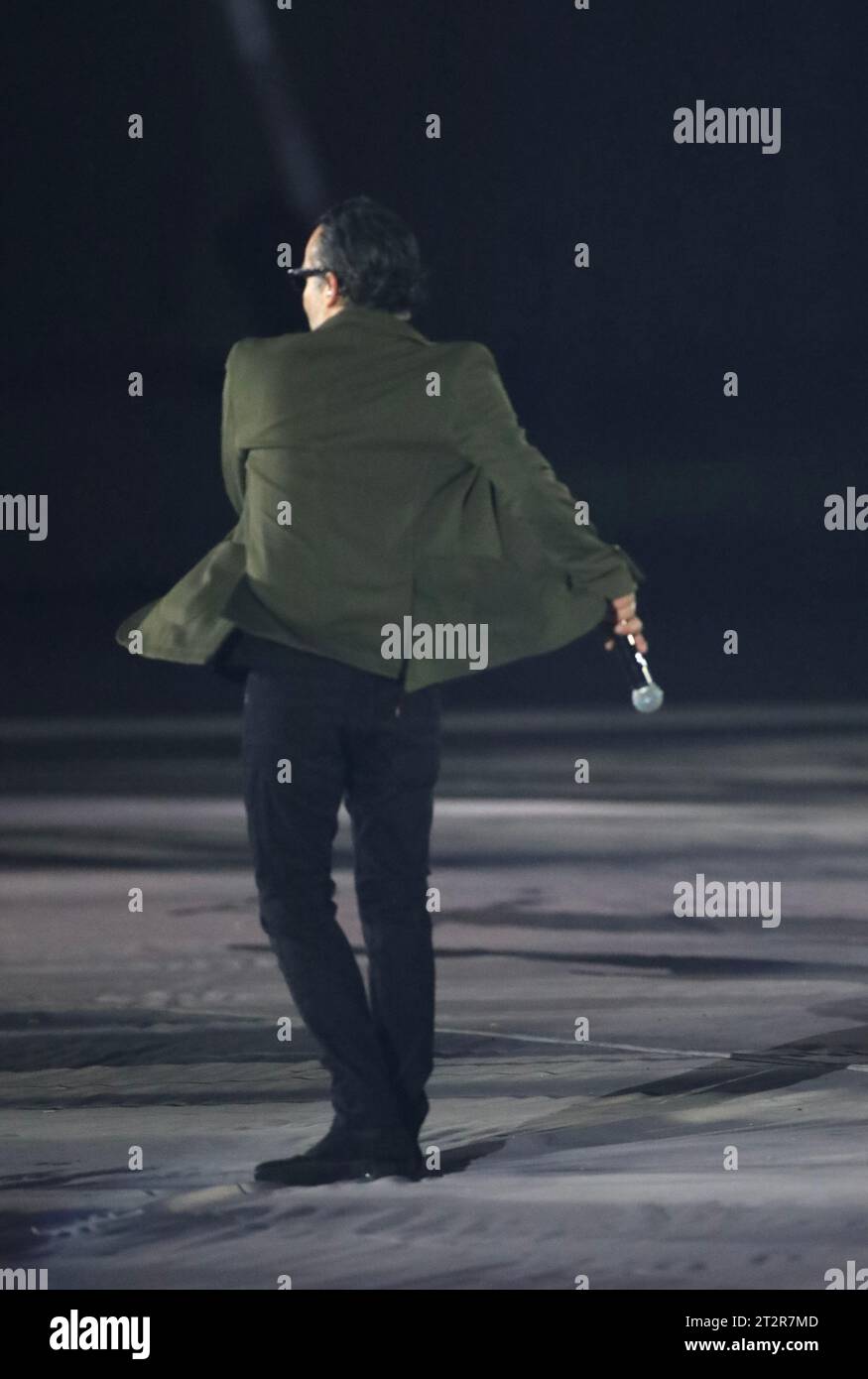 Santiago, Chile. Oktober 2023. (SPO) Sebastian Yatra tritt bei der Eröffnungszeremonie der Panamerikanischen Spiele 2023 in Santiago auf. 20. Oktober 2023, Santiago, Chile: Sebastian Yatra und andere Musikbands treten während der Eröffnungszeremonie der Panamerikanischen Spiele 2023 auf, die vom 20. Oktober bis 5. November in Santiago stattfinden, mit Flugzeugen, musikalischen Darbietungen, Paraden der teilnehmenden Länder und wichtigen Würdenträgern wie dem Präsidenten Chiles, Gabriel Boric, Harold Mayne Nicholls CEO von Panam, Schlagzeugerin Juanita Parra von der Musikgruppe Los Jaivas. Foto: Niyi Fote/Thenews2 (Foto: N Stockfoto