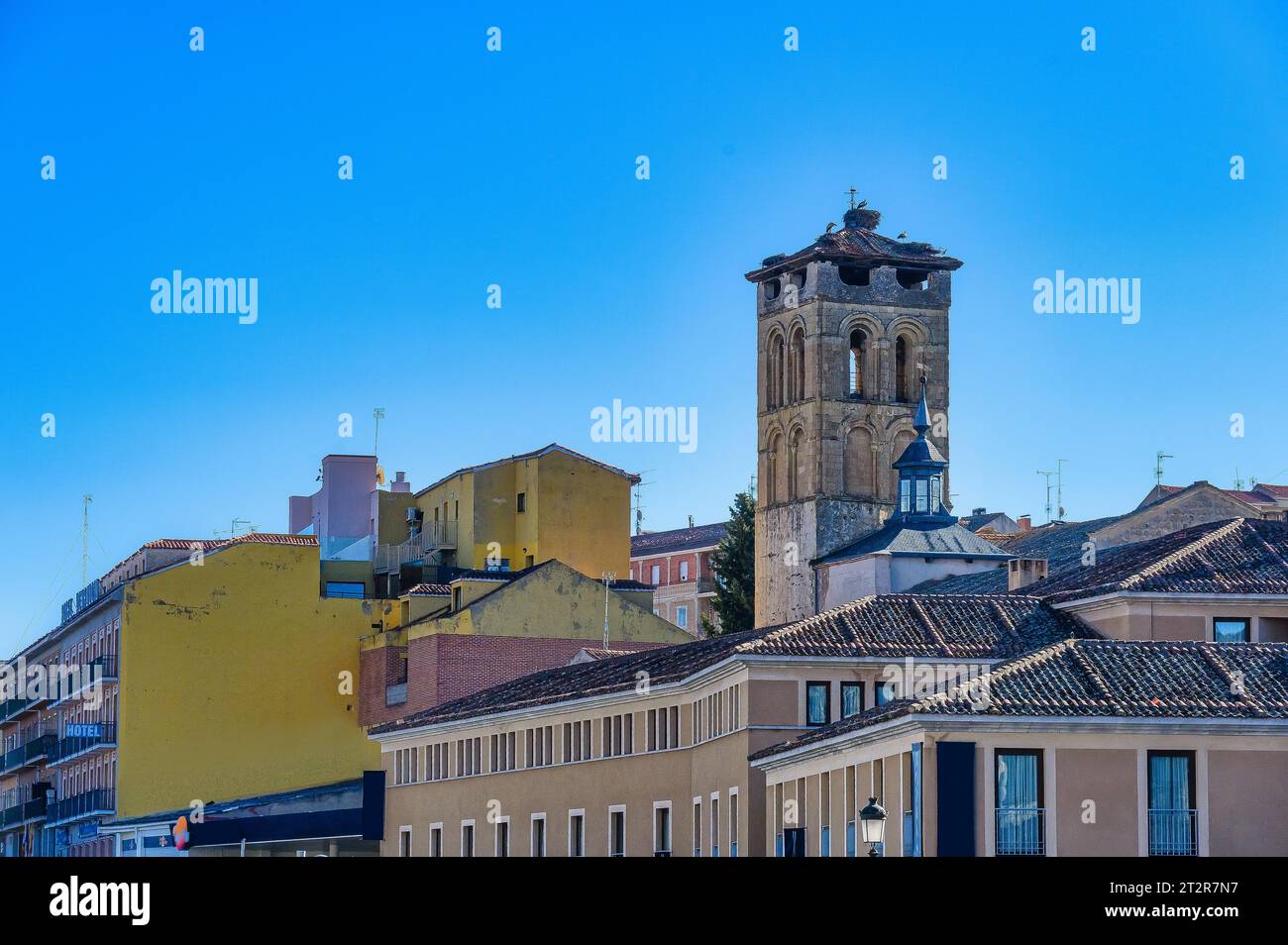 Mittelalterlicher Turm und Stadtbild in Segovia, Spanien Stockfoto