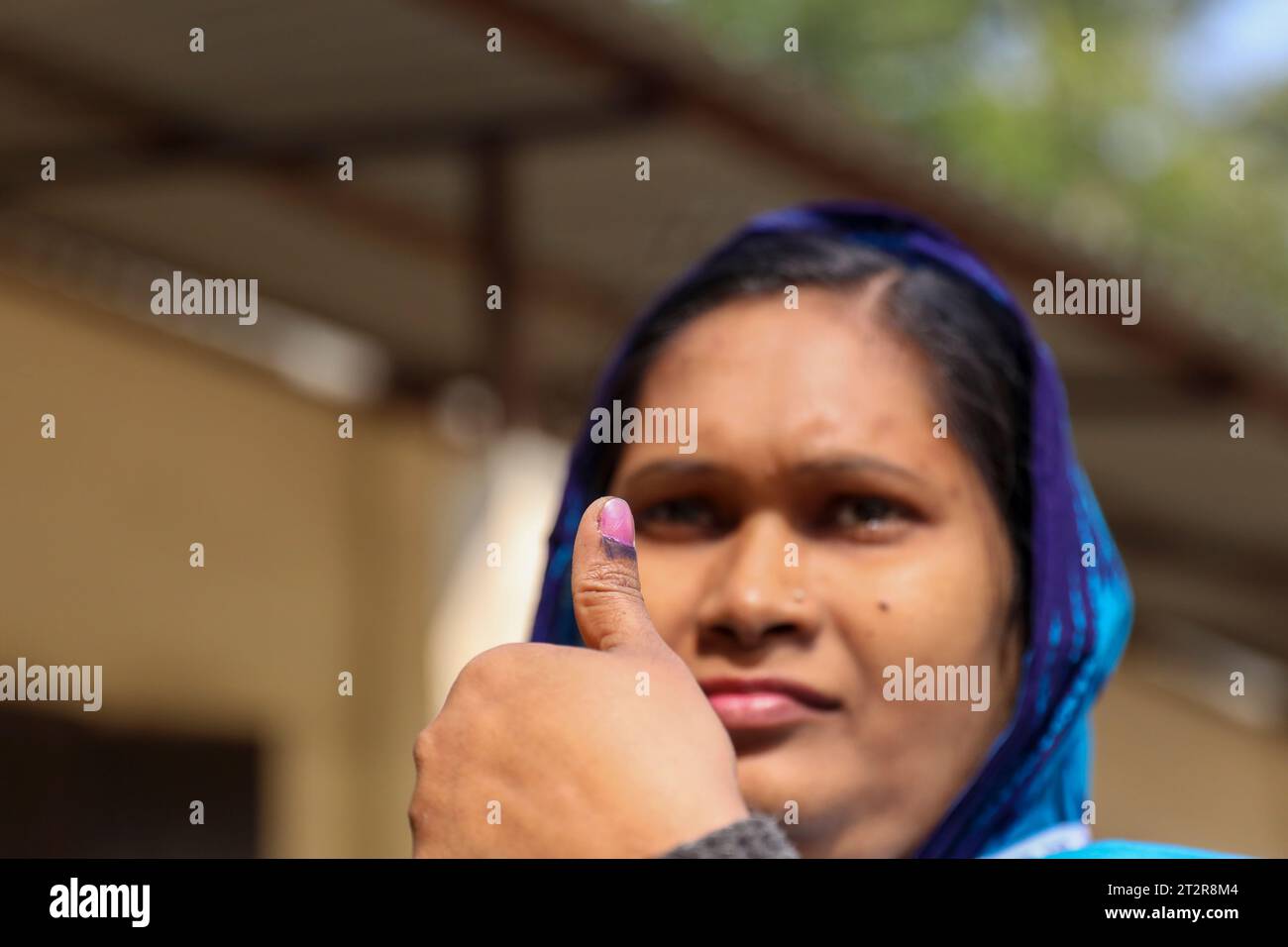 Eine Wählerin zeigt stolz das unauslöschliche Tintenfleck auf ihrem Daumen, nachdem sie ihren Stimmzettel bei der Wahl der Dhaka City Corporation abgegeben hat. Dhaka, Bangladesch. Stockfoto