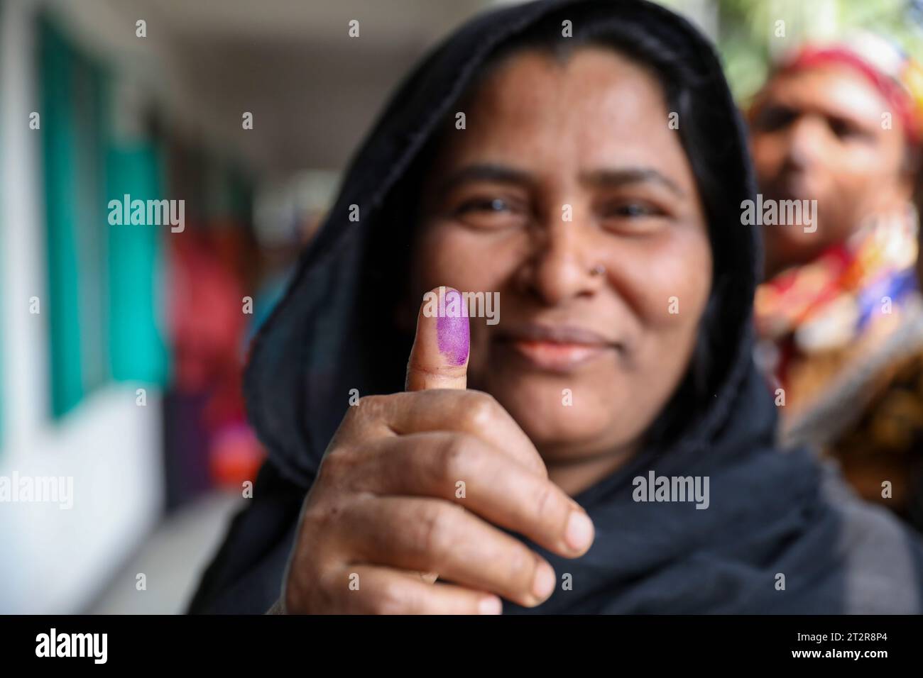 Eine Wählerin zeigt stolz das unauslöschliche Tintenfleck auf ihrem Daumen, nachdem sie ihren Stimmzettel bei der Wahl der Dhaka City Corporation abgegeben hat. Dhaka, Bangladesch. Stockfoto