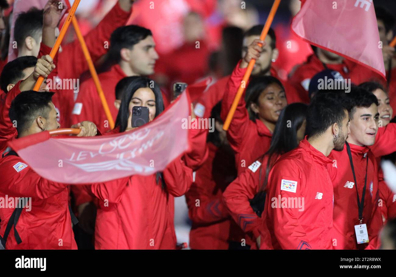 Santiago, Chile. Oktober 2023. (SPO) Eröffnungszeremonie der Panamerikanischen Spiele 2023 in Santiago. 20. Oktober 2023, Santiago, Chile: Die Eröffnungszeremonie der Panamerikanischen Spiele 2023, die vom 20. Oktober bis 5. November in Santiago stattfinden, mit Flugzeugen, musikalischen Darbietungen von Sebastian Yatra, Paraden der teilnehmenden Länder und wichtigen Würdenträgern wie dem chilenischen Präsidenten Gabriel Boric, Harold Mayne Nicholls CEO von Panam, Schlagzeugerin Juanita Parra von der Musikgruppe Los Jaivas. Foto: Niyi Fote/Thenews2 (Foto: Niyi Fote/Thenews2/Zumapress) (Foto: © Niyi Fote/TheNEWS Stockfoto