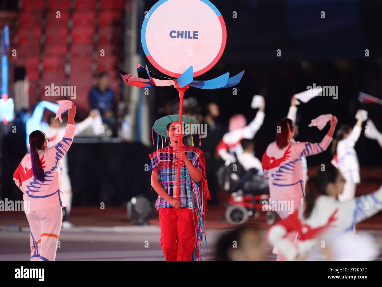 Santiago, Chile. Oktober 2023. (SPO) Eröffnungszeremonie der Panamerikanischen Spiele 2023 in Santiago. 20. Oktober 2023, Santiago, Chile: Die Eröffnungszeremonie der Panamerikanischen Spiele 2023, die vom 20. Oktober bis 5. November in Santiago stattfinden, mit Flugzeugen, musikalischen Darbietungen von Sebastian Yatra, Paraden der teilnehmenden Länder und wichtigen Würdenträgern wie dem chilenischen Präsidenten Gabriel Boric, Harold Mayne Nicholls CEO von Panam, Schlagzeugerin Juanita Parra von der Musikgruppe Los Jaivas. Foto: Niyi Fote/Thenews2 (Foto: Niyi Fote/Thenews2/Zumapress) (Foto: © Niyi Fote/TheNEWS Stockfoto