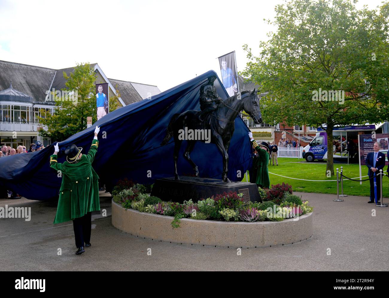 Eine Statue des Jockeys Frankie Dettori wird vor dem QIPCO British Champions Day auf der Ascot Racecourse in Berkshire enthüllt. Bilddatum: Samstag, 21. Oktober 2023. Stockfoto