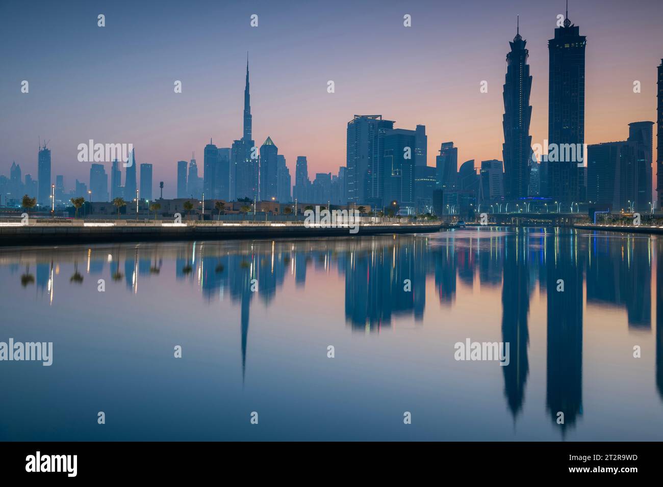 Dubais majestätische Skyline mit Burj Khalifa und hoch aufragenden Wolkenkratzern von Al Jadaf Waterfront Stockfoto