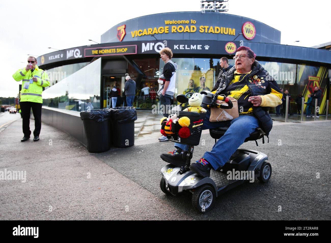 Ein Watford-Fan vor der Vicarage Road, bevor er während des Sky Bet Championship-Spiels in der Vicarage Road, Watford, anfängt. Bilddatum: Samstag, 21. Oktober 2023. Stockfoto