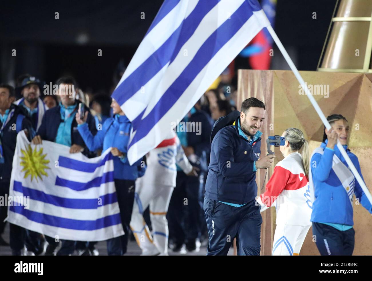 Santiago, Chile. Oktober 2023. (SPO) Eröffnungszeremonie der Panamerikanischen Spiele 2023 in Santiago. 20. Oktober 2023, Santiago, Chile: Die Eröffnungszeremonie der Panamerikanischen Spiele 2023, die vom 20. Oktober bis 5. November in Santiago stattfinden, mit Flugzeugen, musikalischen Darbietungen von Sebastian Yatra, Paraden der teilnehmenden Länder und wichtigen Würdenträgern wie dem chilenischen Präsidenten Gabriel Boric, Harold Mayne Nicholls CEO von Panam, Schlagzeugerin Juanita Parra von der Musikgruppe Los Jaivas. Foto: Niyi Fote/Thenews2 (Foto: Niyi Fote/Thenews2/Zumapress) (Foto: © Niyi Fote/TheNEWS Stockfoto