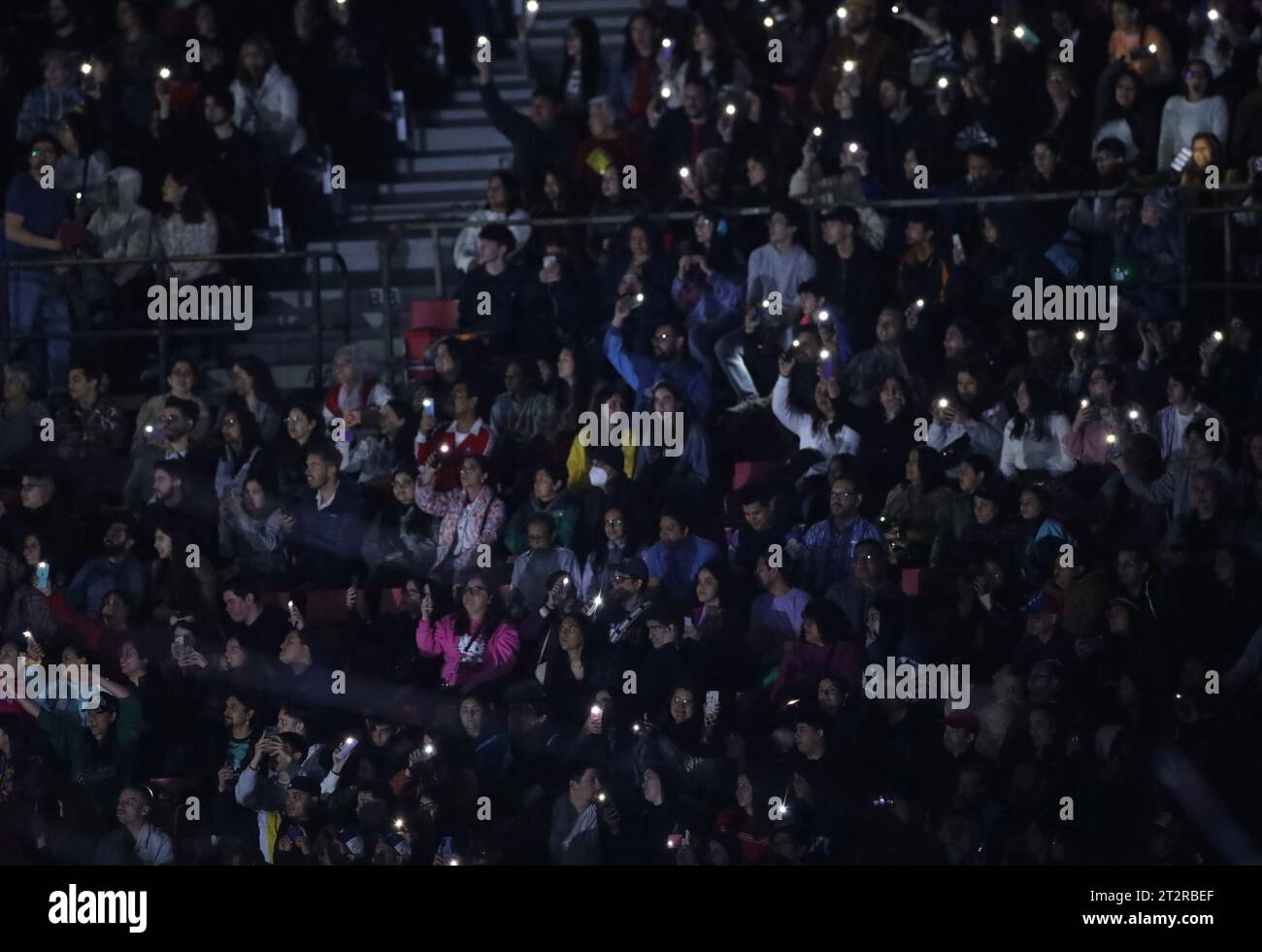 Santiago, Chile. Oktober 2023. (SPO) Eröffnungszeremonie der Panamerikanischen Spiele 2023 in Santiago. 20. Oktober 2023, Santiago, Chile: Die Eröffnungszeremonie der Panamerikanischen Spiele 2023, die vom 20. Oktober bis 5. November in Santiago stattfinden, mit Flugzeugen, musikalischen Darbietungen von Sebastian Yatra, Paraden der teilnehmenden Länder und wichtigen Würdenträgern wie dem chilenischen Präsidenten Gabriel Boric, Harold Mayne Nicholls CEO von Panam, Schlagzeugerin Juanita Parra von der Musikgruppe Los Jaivas. Foto: Niyi Fote/Thenews2 (Foto: Niyi Fote/Thenews2/Zumapress) (Foto: © Niyi Fote/TheNEWS Stockfoto