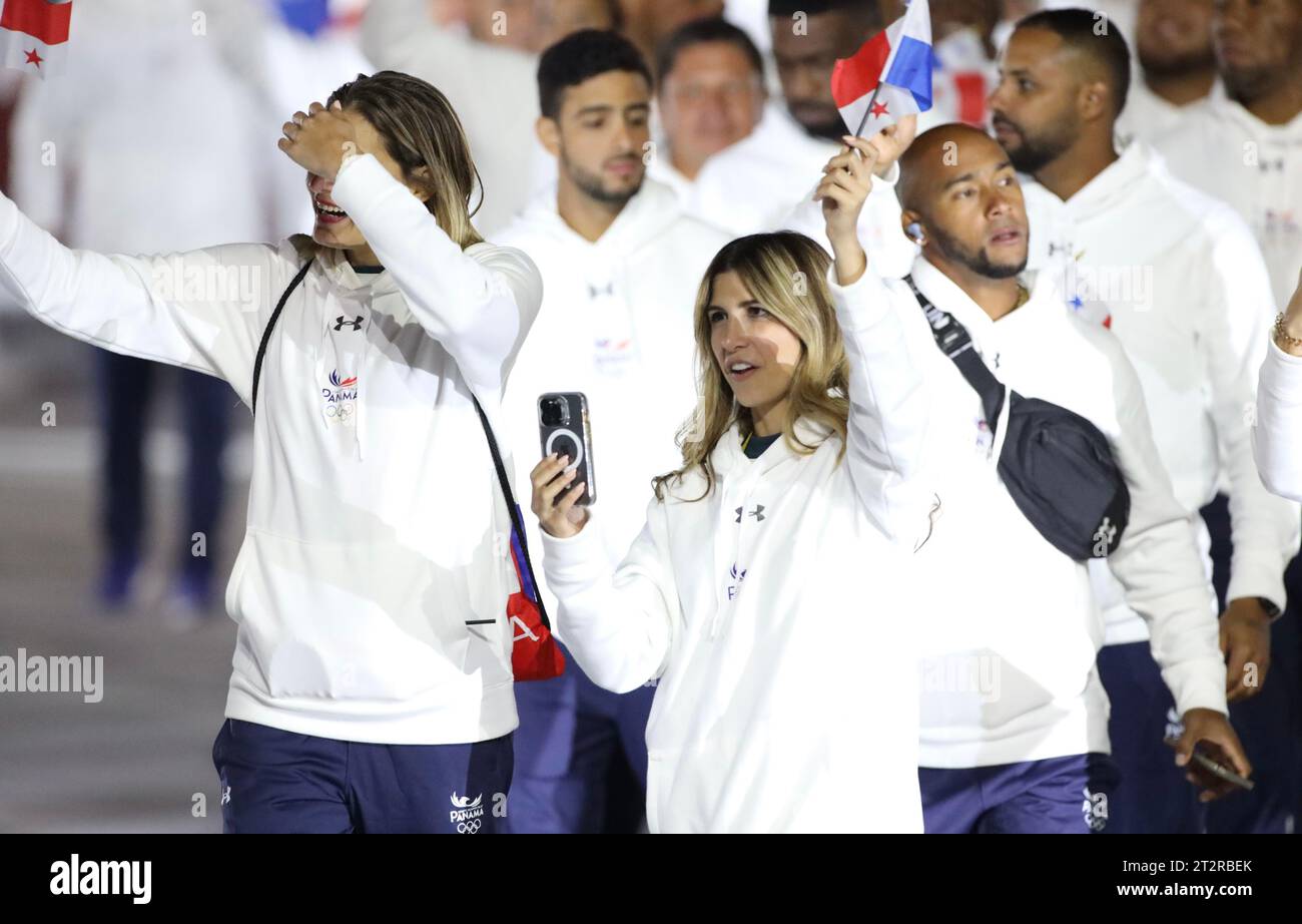 Santiago, Chile. Oktober 2023. (SPO) Eröffnungszeremonie der Panamerikanischen Spiele 2023 in Santiago. 20. Oktober 2023, Santiago, Chile: Die Eröffnungszeremonie der Panamerikanischen Spiele 2023, die vom 20. Oktober bis 5. November in Santiago stattfinden, mit Flugzeugen, musikalischen Darbietungen von Sebastian Yatra, Paraden der teilnehmenden Länder und wichtigen Würdenträgern wie dem chilenischen Präsidenten Gabriel Boric, Harold Mayne Nicholls CEO von Panam, Schlagzeugerin Juanita Parra von der Musikgruppe Los Jaivas. Foto: Niyi Fote/Thenews2 (Foto: Niyi Fote/Thenews2/Zumapress) (Foto: © Niyi Fote/TheNEWS Stockfoto