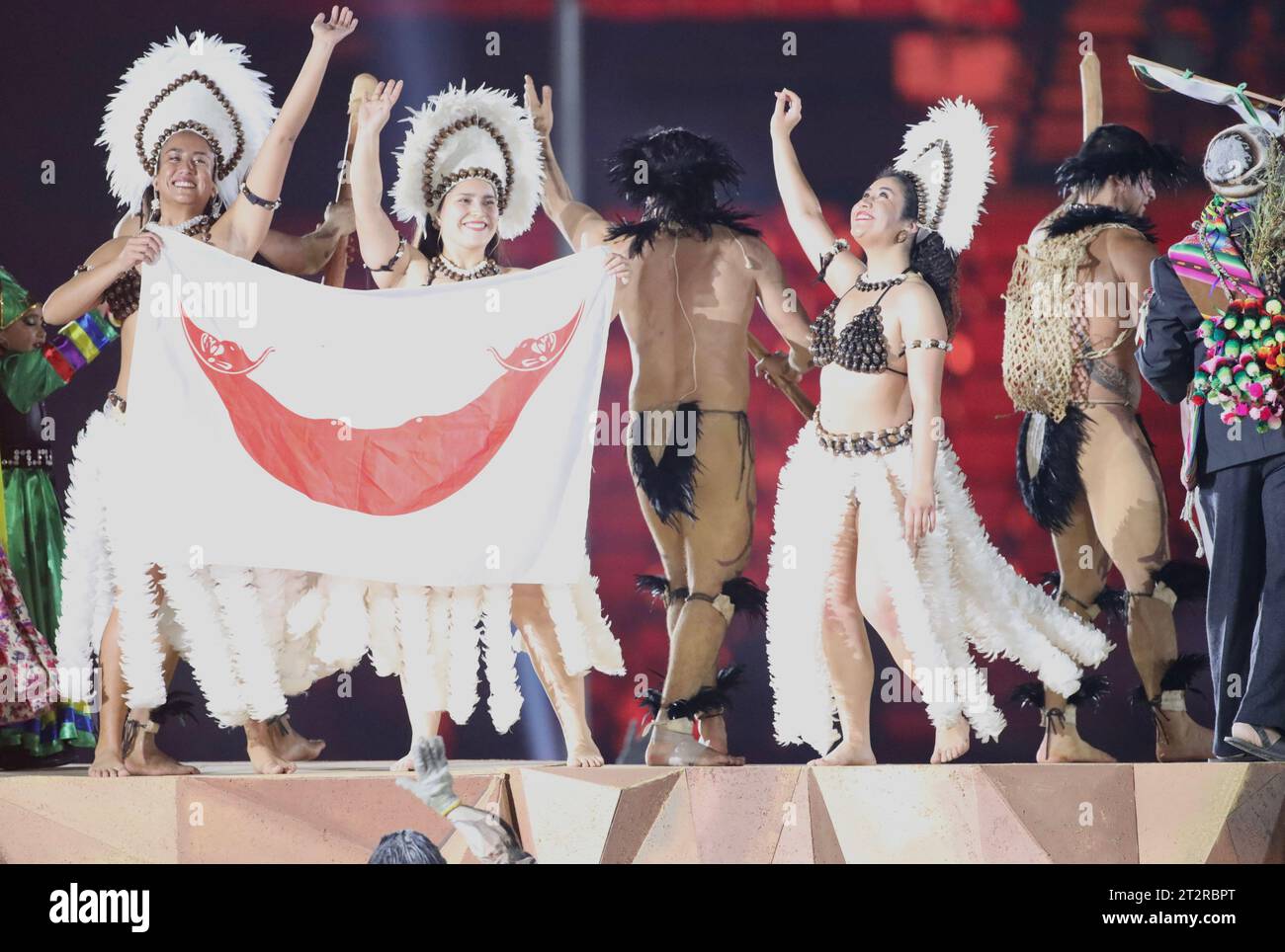 Santiago, Chile. Oktober 2023. (SPO) Eröffnungszeremonie der Panamerikanischen Spiele 2023 in Santiago. 20. Oktober 2023, Santiago, Chile: Die Eröffnungszeremonie der Panamerikanischen Spiele 2023, die vom 20. Oktober bis 5. November in Santiago stattfinden, mit Flugzeugen, musikalischen Darbietungen von Sebastian Yatra, Paraden der teilnehmenden Länder und wichtigen Würdenträgern wie dem chilenischen Präsidenten Gabriel Boric, Harold Mayne Nicholls CEO von Panam, Schlagzeugerin Juanita Parra von der Musikgruppe Los Jaivas. Foto: Niyi Fote/Thenews2 (Foto: Niyi Fote/Thenews2/Zumapress) (Foto: © Niyi Fote/TheNEWS Stockfoto