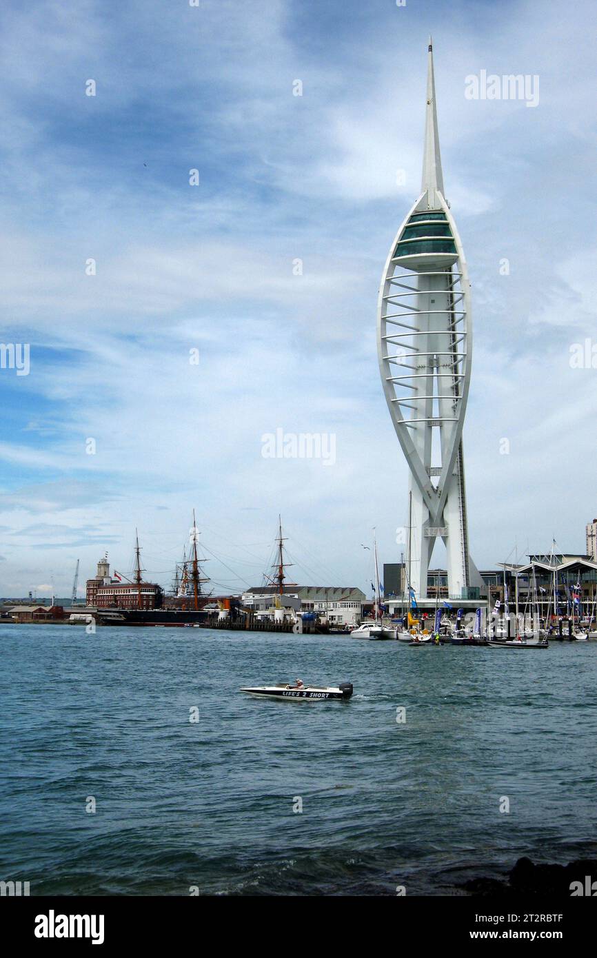 Portsmouth, England – 11. Juni 2006: Der Spinnaker Tower ist ein 170 m (560 ft) großer Aussichtsturm an den Gunwharf Quays in Portsmouth, Englan Stockfoto