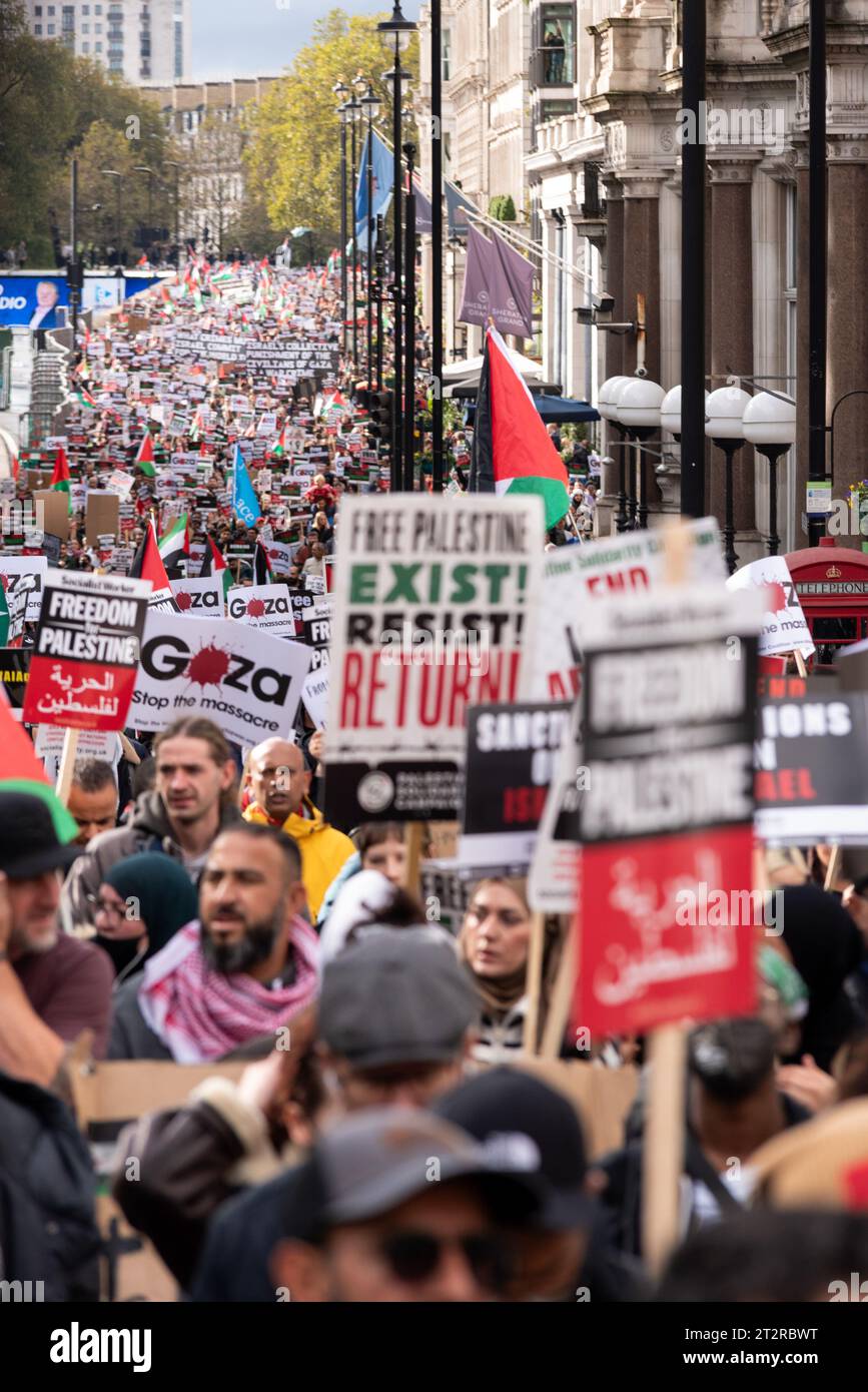 Piccadilly, London, Großbritannien. Oktober 2023. Während der Konflikt zwischen Israel und der Hamas anhält, findet ein Protest gegen die Eskalation der militärischen Aktionen im Gazastreifen statt. Organisiert von Gruppen wie der palästinensischen Solidaritätskampagne und der „Stop the war Coalition“ mit dem Titel „Nationalmarsch für Palästina“ und mit Aufrufen zu „Befreiung Palästinas“, „Beendigung der Gewalt“ und „Beendigung der Apartheid“. Massen von Demonstranten in Piccadilly Stockfoto