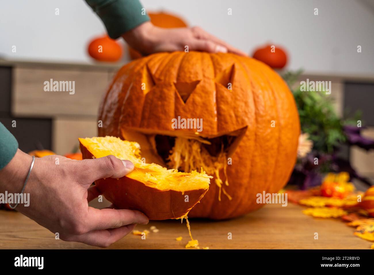 17. Oktober 2023: Mann schnitzt und schöpft einen hausgemachten und dekorierten Halloween Kürbis *** Mann beim schnitzen und aushöhlen von einem selbst gebastelten und verzierten Halloween Kürbis Credit: Imago/Alamy Live News Stockfoto