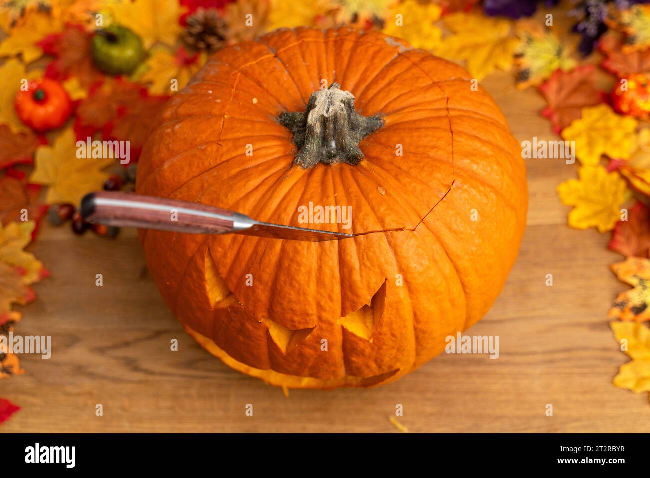 17. Oktober 2023: Messer steckt in einem geschnitzten Halloween Kürbis *** Messer steckt in einem geschnitzten Halloween Kürbis Credit: Imago/Alamy Live News Stockfoto