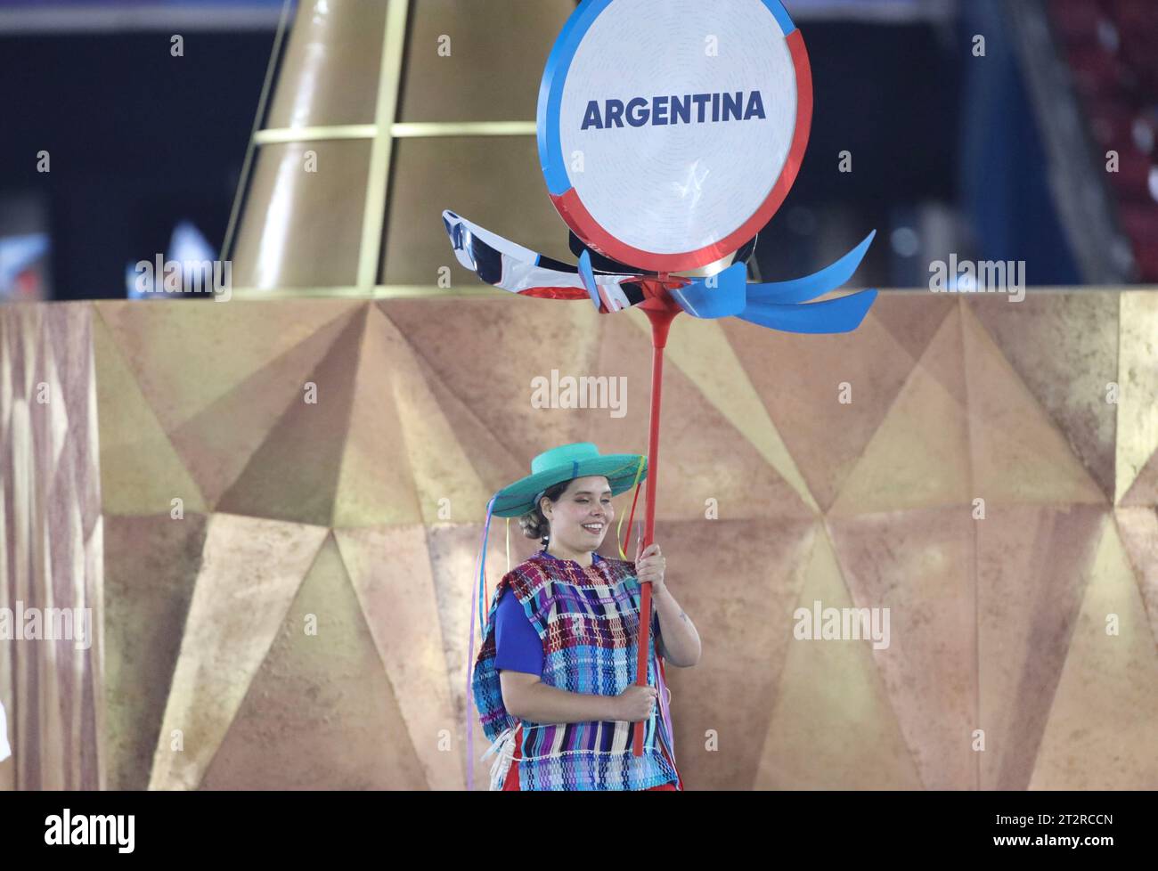 Santiago, Chile. Oktober 2023. (SPO) Eröffnungszeremonie der Panamerikanischen Spiele 2023 in Santiago. 20. Oktober 2023, Santiago, Chile: Die Eröffnungszeremonie der Panamerikanischen Spiele 2023, die vom 20. Oktober bis 5. November in Santiago stattfinden, mit Flugzeugen, musikalischen Darbietungen von Sebastian Yatra, Paraden der teilnehmenden Länder und wichtigen Würdenträgern wie dem chilenischen Präsidenten Gabriel Boric, Harold Mayne Nicholls CEO von Panam, Schlagzeugerin Juanita Parra von der Musikgruppe Los Jaivas. Foto: Niyi Fote/Thenews2 (Foto: Niyi Fote/Thenews2/Zumapress) (Foto: © Niyi Fote/TheNEWS Stockfoto