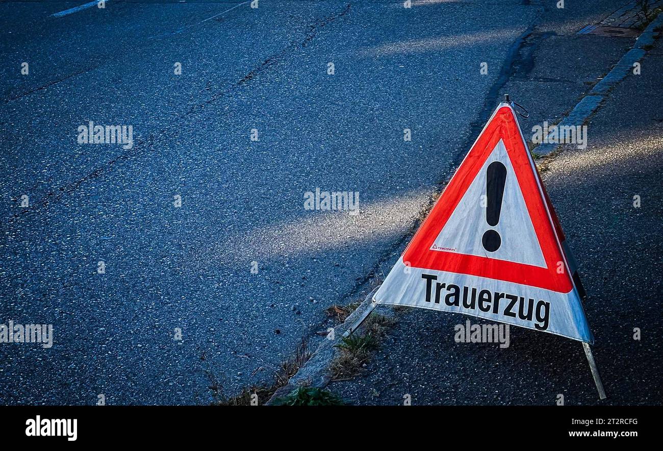 21.10.2023, Sankt Martin im Innkreis, AUT, Themenbild, Verschiedene Themenbilder, Begräbnis, Symbolbild, im Bild Schild, Trauerzug, Vorsicht Trauerzug, Begräbnis, Schriftzug, Absperrung, *** 21 10 2023, Sankt Martin im Innkreis, AUT, Themenbild, verschiedene Themenbilder, Beerdigung, Symbolbild, im Bildschild, Trauerzug, Vorsicht Trauerzug, Beerdigung, Schrift, Barriere, Stockfoto