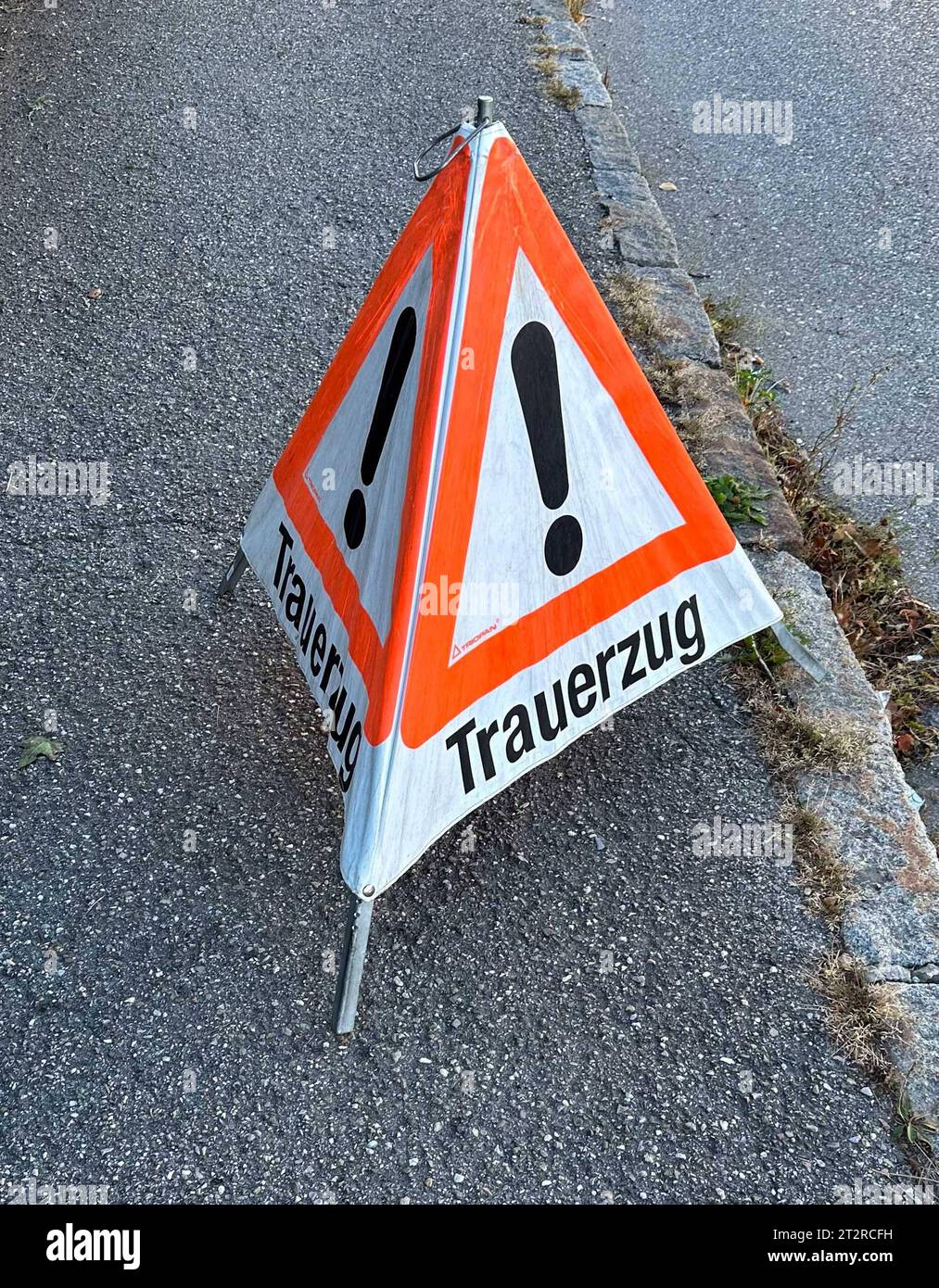 21.10.2023, Sankt Martin im Innkreis, AUT, Themenbild, Verschiedene Themenbilder, Begräbnis, Symbolbild, im Bild Schild, Trauerzug, Vorsicht Trauerzug, Begräbnis, Schriftzug, Absperrung, *** 21 10 2023, Sankt Martin im Innkreis, AUT, Themenbild, verschiedene Themenbilder, Beerdigung, Symbolbild, im Bildschild, Trauerzug, Vorsicht Trauerzug, Beerdigung, Schrift, Barriere, Stockfoto