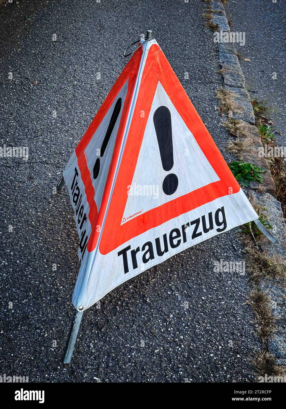 21.10.2023, Sankt Martin im Innkreis, AUT, Themenbild, Verschiedene Themenbilder, Begräbnis, Symbolbild, im Bild Schild, Trauerzug, Vorsicht Trauerzug, Begräbnis, Schriftzug, Absperrung, *** 21 10 2023, Sankt Martin im Innkreis, AUT, Themenbild, verschiedene Themenbilder, Beerdigung, Symbolbild, im Bildschild, Trauerzug, Vorsicht Trauerzug, Beerdigung, Schrift, Barriere, Stockfoto