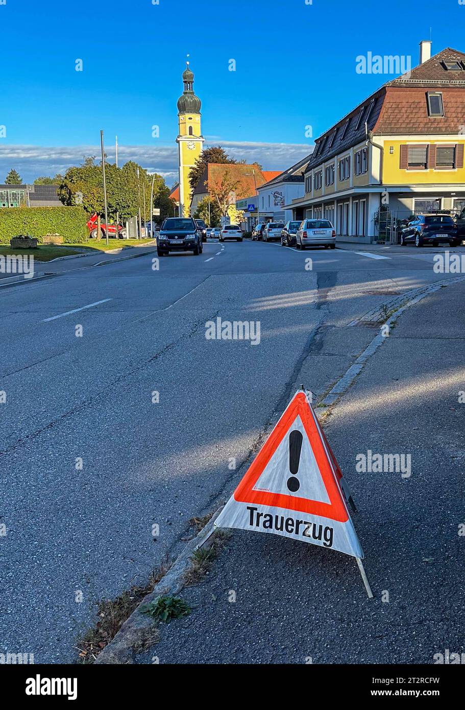 21.10.2023, Sankt Martin im Innkreis, AUT, Themenbild, Verschiedene Themenbilder, Begräbnis, Symbolbild, im Bild Schild, Trauerzug, Vorsicht Trauerzug, Begräbnis, Schriftzug, Absperrung, *** 21 10 2023, Sankt Martin im Innkreis, AUT, Themenbild, verschiedene Themenbilder, Beerdigung, Symbolbild, im Bildschild, Trauerzug, Vorsicht Trauerzug, Beerdigung, Schrift, Barriere, Stockfoto