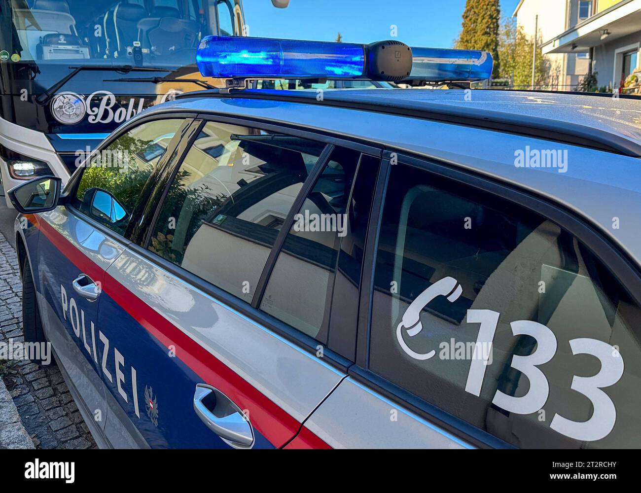21.10.2023, Sankt Martin im Innkreis, AUT, Themenbild, Verschiedene Themenbilder, Begräbnis, Symbolbild, im Bild Schild, Trauerzug, Vorsicht Trauerzug, Begräbnis, Schriftzug, Absperrung, Polizeiauto, Blaulicht, Polizei, Auto, Logo, blaulichtbalken, *** 21 10 2023, Sankt Martin im Innkreis, AUT, Themenbild, verschiedene Themenbilder, Beerdigung, Symbolbild, im Bildschild, Trauerzug, Vorsicht Trauerzug, Beerdigung, Schriftzug, Barriere, Polizeiauto, Blaulicht, Polizei, Auto, Logo, blaue Lichtleiste, Stockfoto
