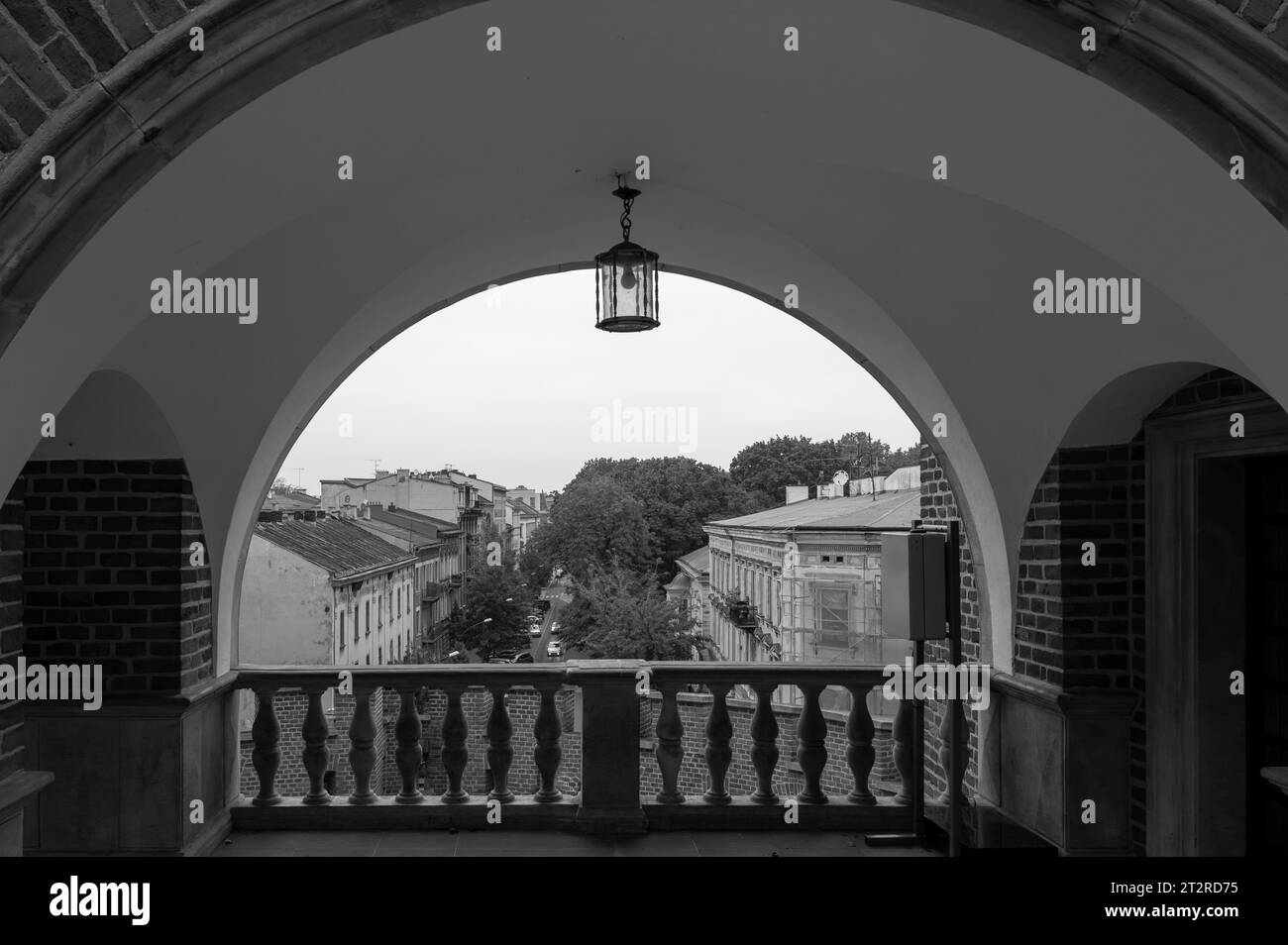 Bogenfenster mit Blick auf die historische Altstadt in Krakau, Polen Stockfoto