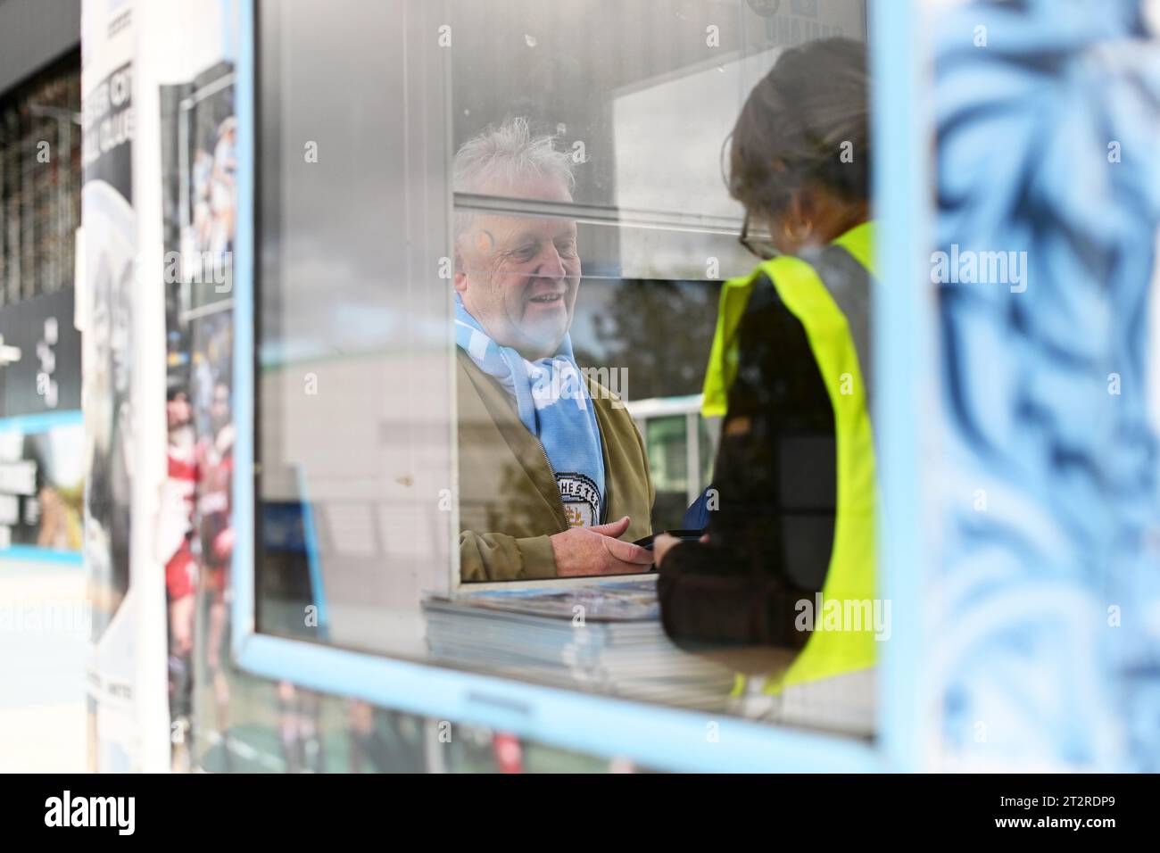 MANCHESTER, GROSSBRITANNIEN. Oktober 2023. Manchester City Fan vor dem Etihad Stadium vor dem Premier League Spiel im Etihad Stadium, MANCHESTER. Der Bildnachweis sollte lauten: Gary Oakley/Sportimage Credit: Sportimage Ltd/Alamy Live News Stockfoto