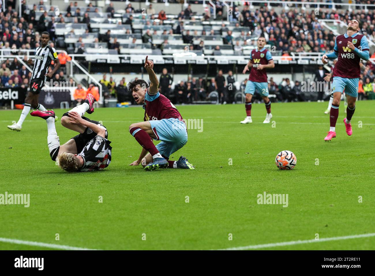 Ameen Al-Dakhil aus Burnley fouls Anthony Gordon aus Newcastle in der Box – Newcastle United gegen Burnley, Premier League, St James' Park, Newcastle upon Tyne, Großbritannien – 30. September 2023 nur redaktionelle Verwendung – es gelten Einschränkungen von DataCo Stockfoto