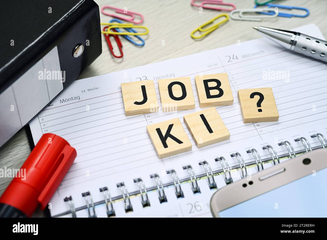 Kalender und Schriftzug Job und KI, Symbolfoto für den Einsatz von Künstlicher Intelligenz in Berufsfeldern *** Kalender und Schriftzug Job und KI, Symbolfoto zum Einsatz künstlicher Intelligenz in Berufsfeldern. Stockfoto