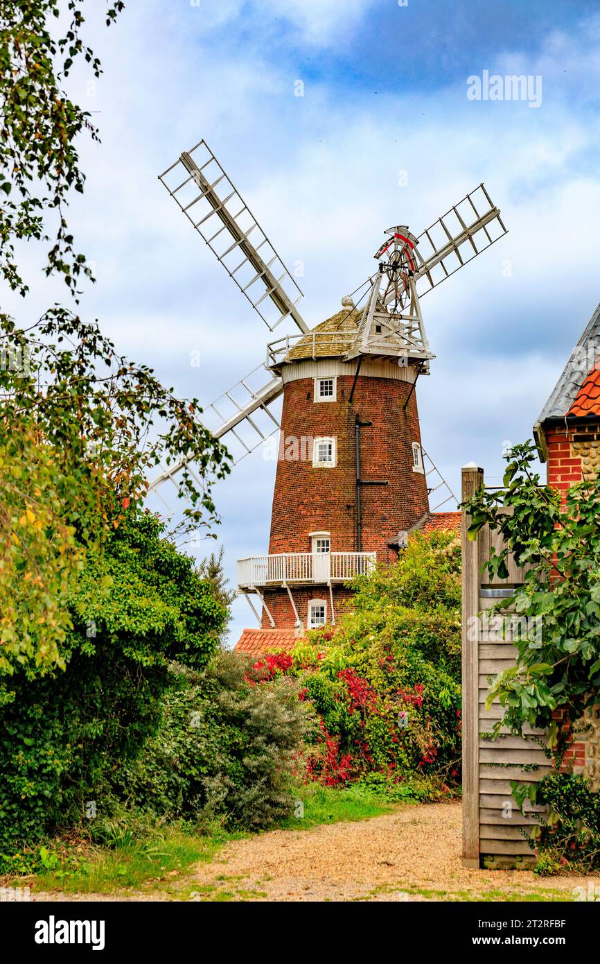 Die historische, denkmalgeschützte Turmwindmühle in Cley Next the Sea, erbaut um 1819, ist heute ein Gästehaus und Veranstaltungsort für Hochzeiten in Norfolk, England, Großbritannien Stockfoto