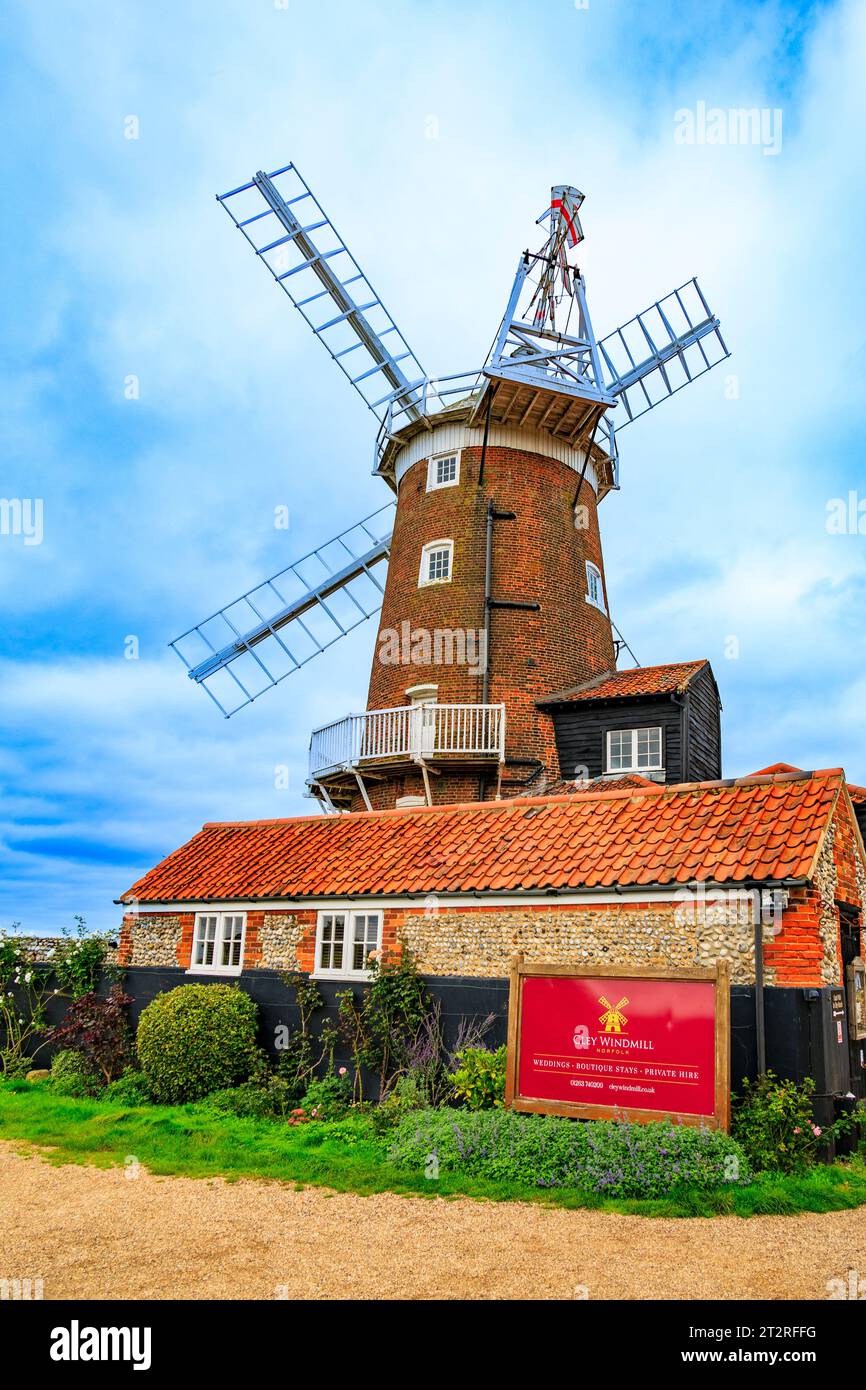 Die historische, denkmalgeschützte Turmwindmühle in Cley Next the Sea, erbaut um 1819, ist heute ein Gästehaus und Veranstaltungsort für Hochzeiten in Norfolk, England, Großbritannien Stockfoto