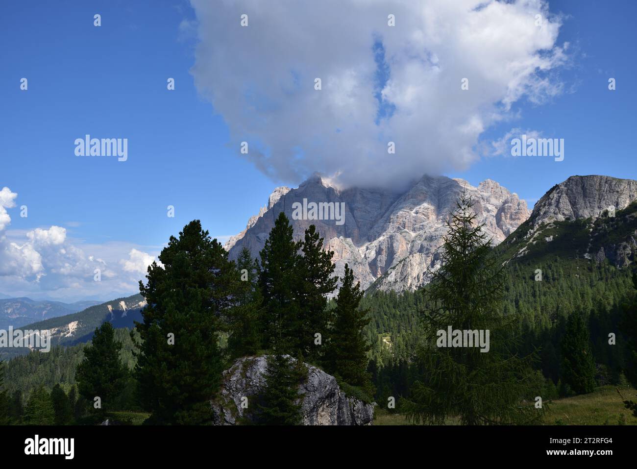 Vom Valparola Pass aus blickt man auf den Pico Setsas, 2429 Meter hoch, die Berge flankieren den Lagazuoi mit einem ausgezeichneten Blick auf das Val Badia Stockfoto