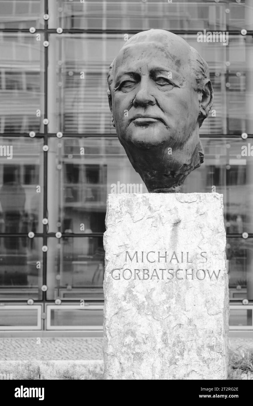 Berlin, 13. Oktober 2023, Bronzebüste von Michael Sergejewitsch Gorbatschow in der Axel-Springer-Straße, Kreuzberg. Stockfoto