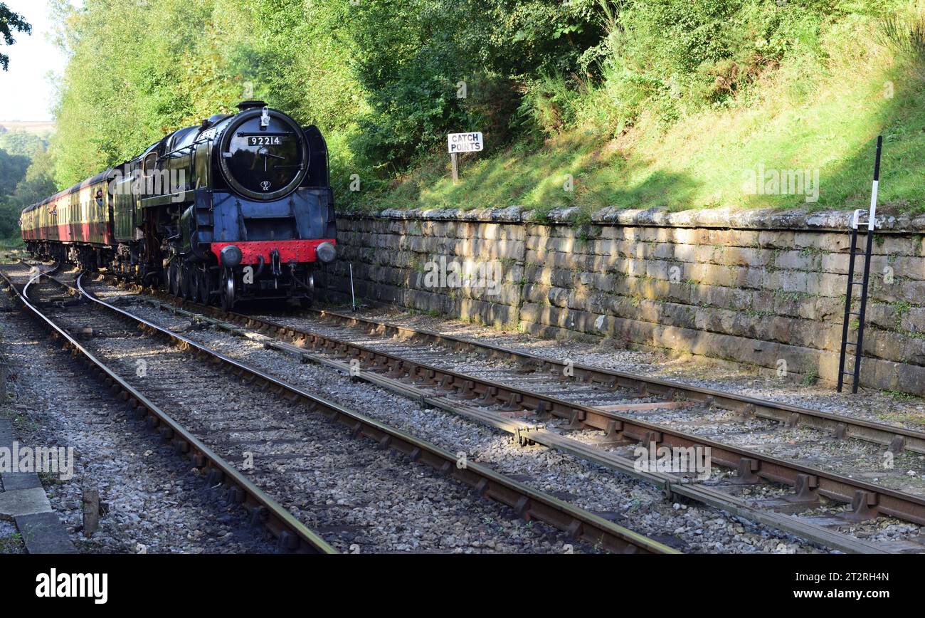 BR Standard Class 9F 2-10-0 No. 92214 Ankunft am Bahnhof Goathland auf der North Yorkshire Moors Railway während ihrer 50-jährigen Jubiläumsgala. Stockfoto