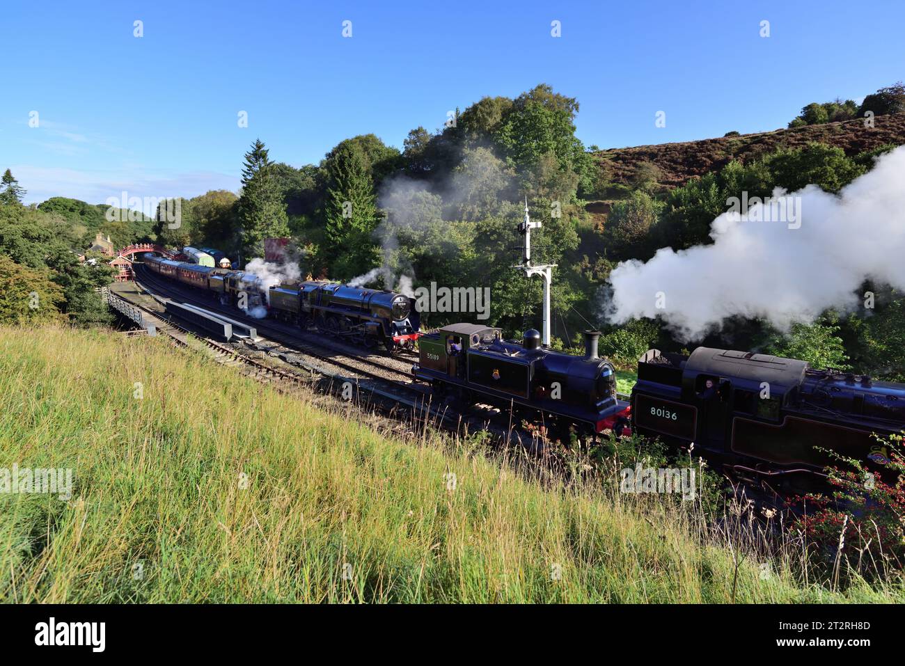 Bei der Gala zum 50-jährigen Jubiläum der Eisenbahn trifft die Doppelspule an der Station Goathland auf der North Yorkshire Moors Railway. Stockfoto