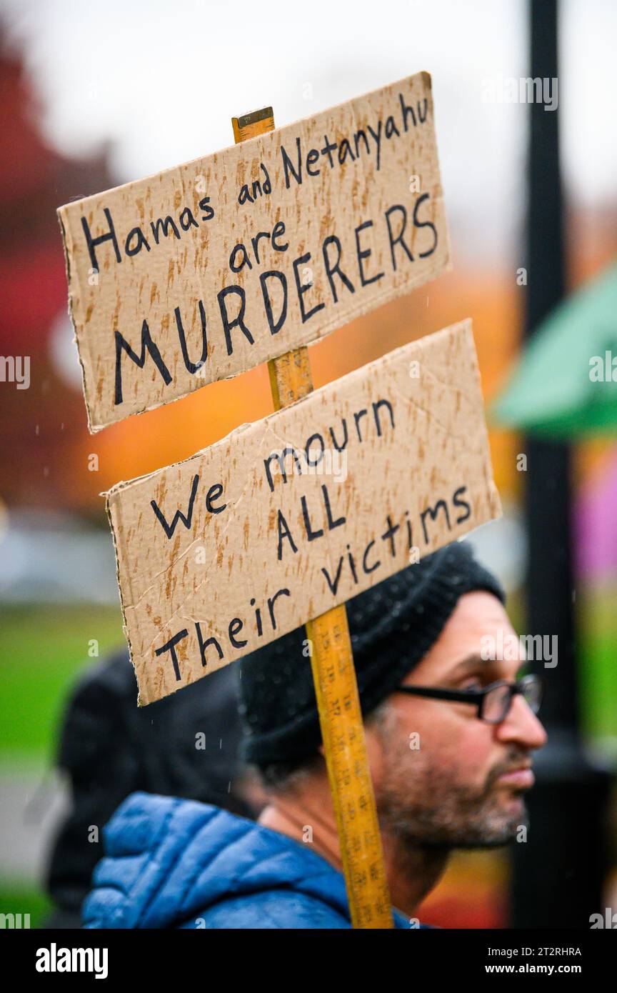 Montpelier, USA. Oktober 2023. Teilnehmer mit Schild Protest gegen die Gewalt der Hamas und Israels während eines Treffens im Vermont State House in Montpelier, VT, USA, um die Opfer des Konflikts in Israel und Gaza zu trauern. Autor: John Lazenby/Alamy Live News Stockfoto