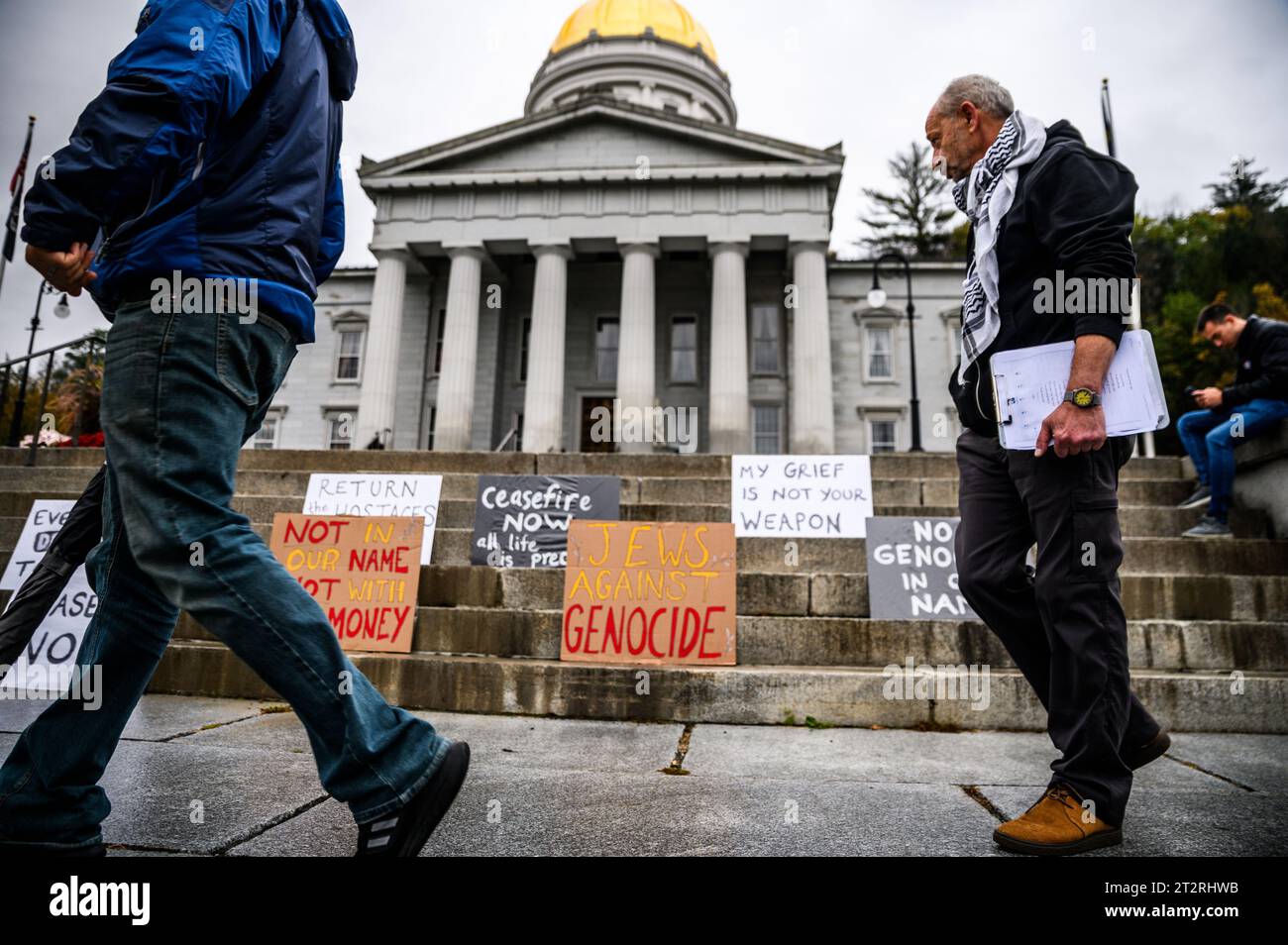Montpelier, USA. Oktober 2023. Die Teilnehmer gehen bei einem Treffen im Vermont State House in Montpelier, VT, USA, an Schildern vorbei, um die Opfer des Konflikts in Israel und Gaza zu betrauern. Autor: John Lazenby/Alamy Live News Stockfoto