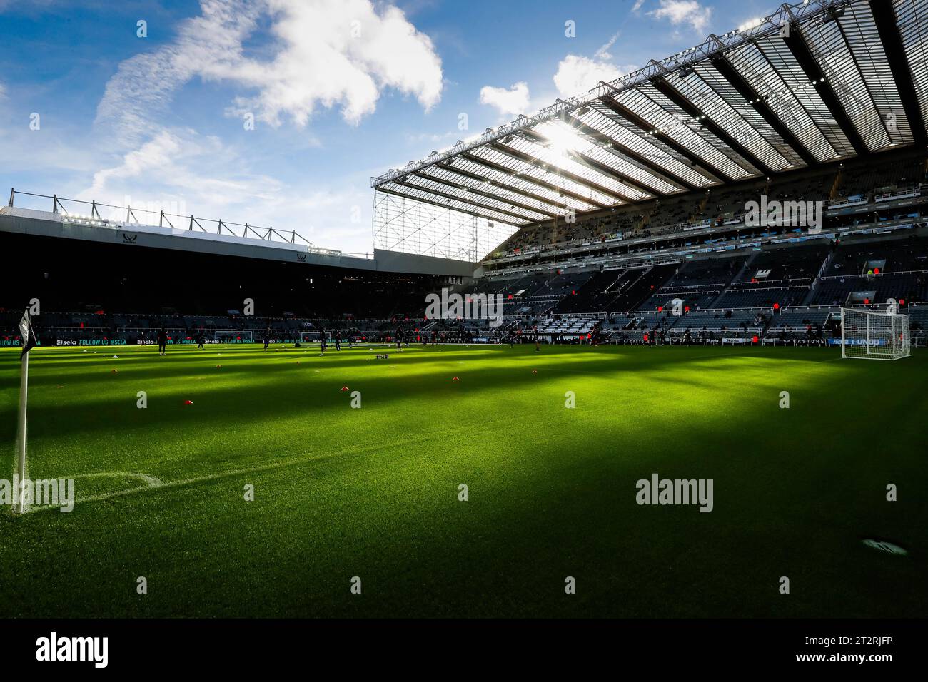21. Oktober 2023; St. James' Park, Newcastle, England; Premier League Football, Newcastle United versus Crystal Palace; die Nachmittagssonne scheint durch das Dach des Milburn Standes im St James Park, bevor es losgeht Stockfoto