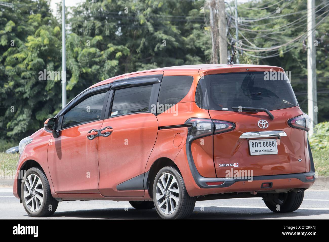 CHIANG Mai, THAILAND – 4. NOVEMBER 2017: Neues Produkt von Toyota Automobile, Toyota Sienta Mini MPV Van. Auf der Straße Nr. 1001, 8 km von Chiangmai Stadt. Stockfoto