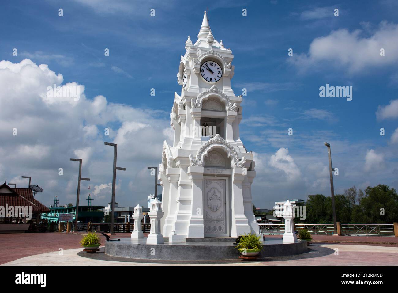 Klassisches Gebäude mit weißem Uhrenturm am Flussufer des Tapi oder des Tapee Flusses im antiken Marktbasar für thailändische Reisende Besuch im Suratthani Ol Stockfoto