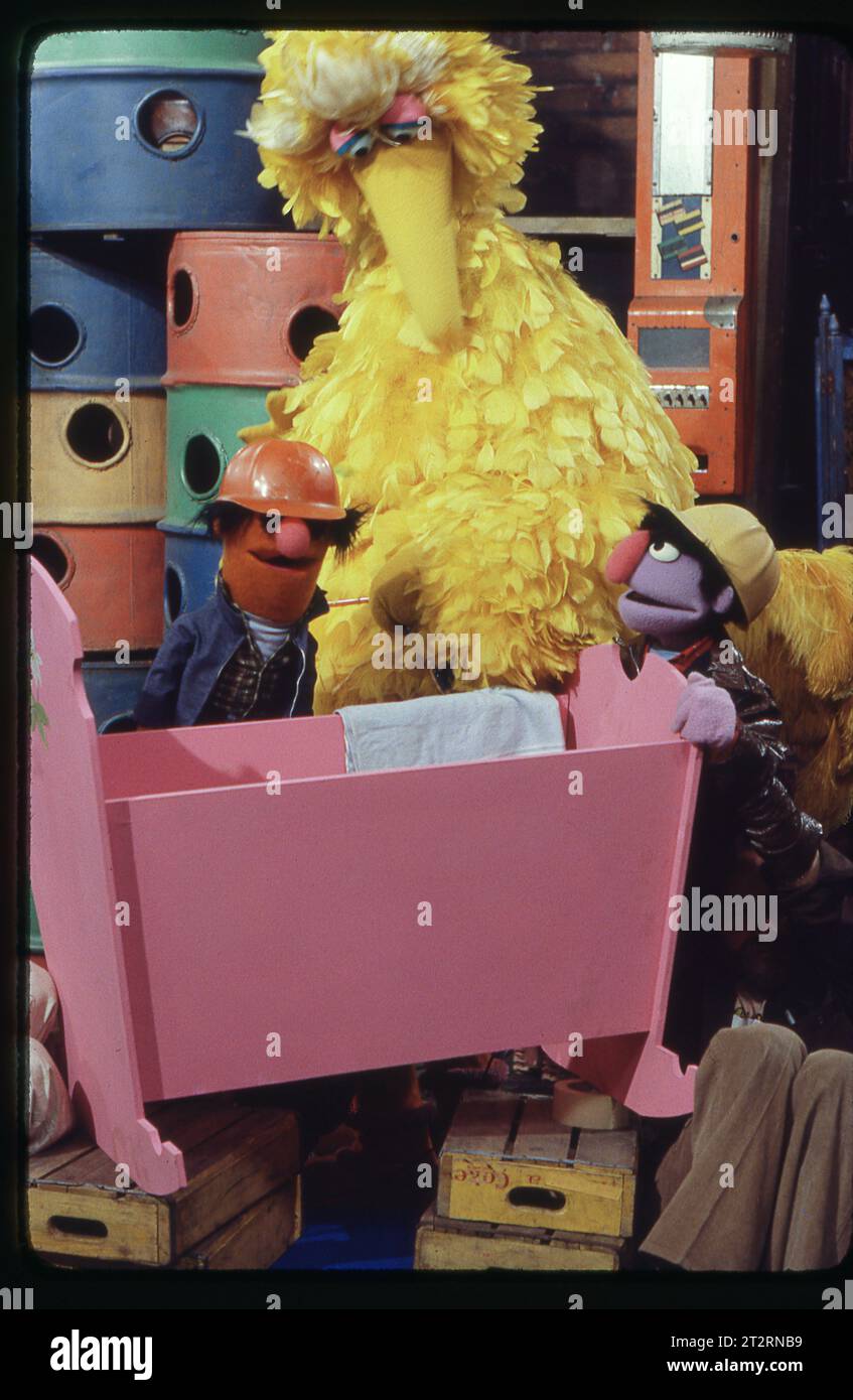 Big Bird bekommt ein Kinderbett von Biff (l) und Sully (r) bei einer Probe in der Sesamstraße 1977. Auf der Upper West Side von Manhattan Stockfoto