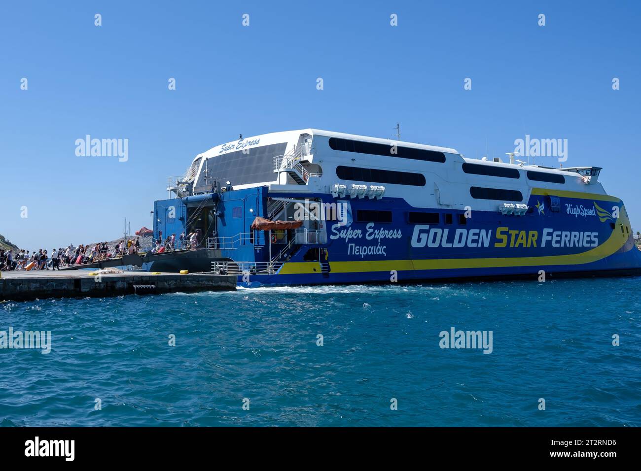IOS, Griechenland - 13. September 2023 : Blick auf Touristen, die auf einem Fährschiff im Hafen der malerischen Insel iOS Griechenland einsteigen Stockfoto