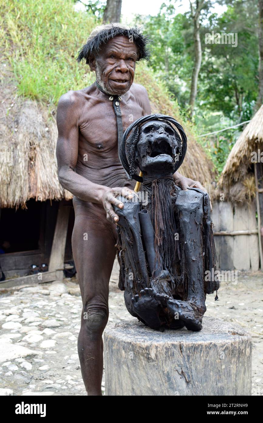 Häuptling des Dani-Stammes mit einer Mumie seines Vorfahren Stockfoto